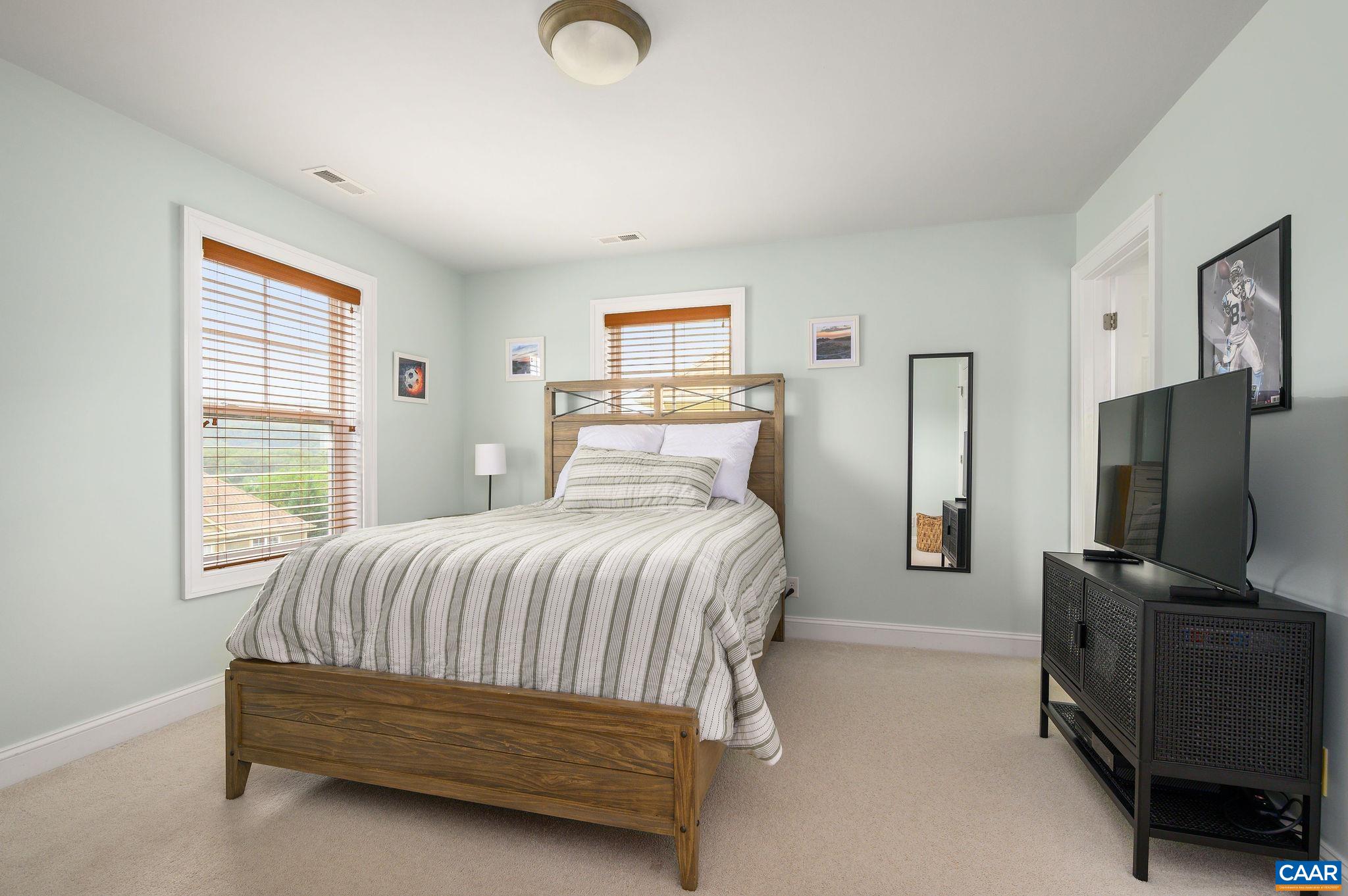 1124 ARDEN DR
