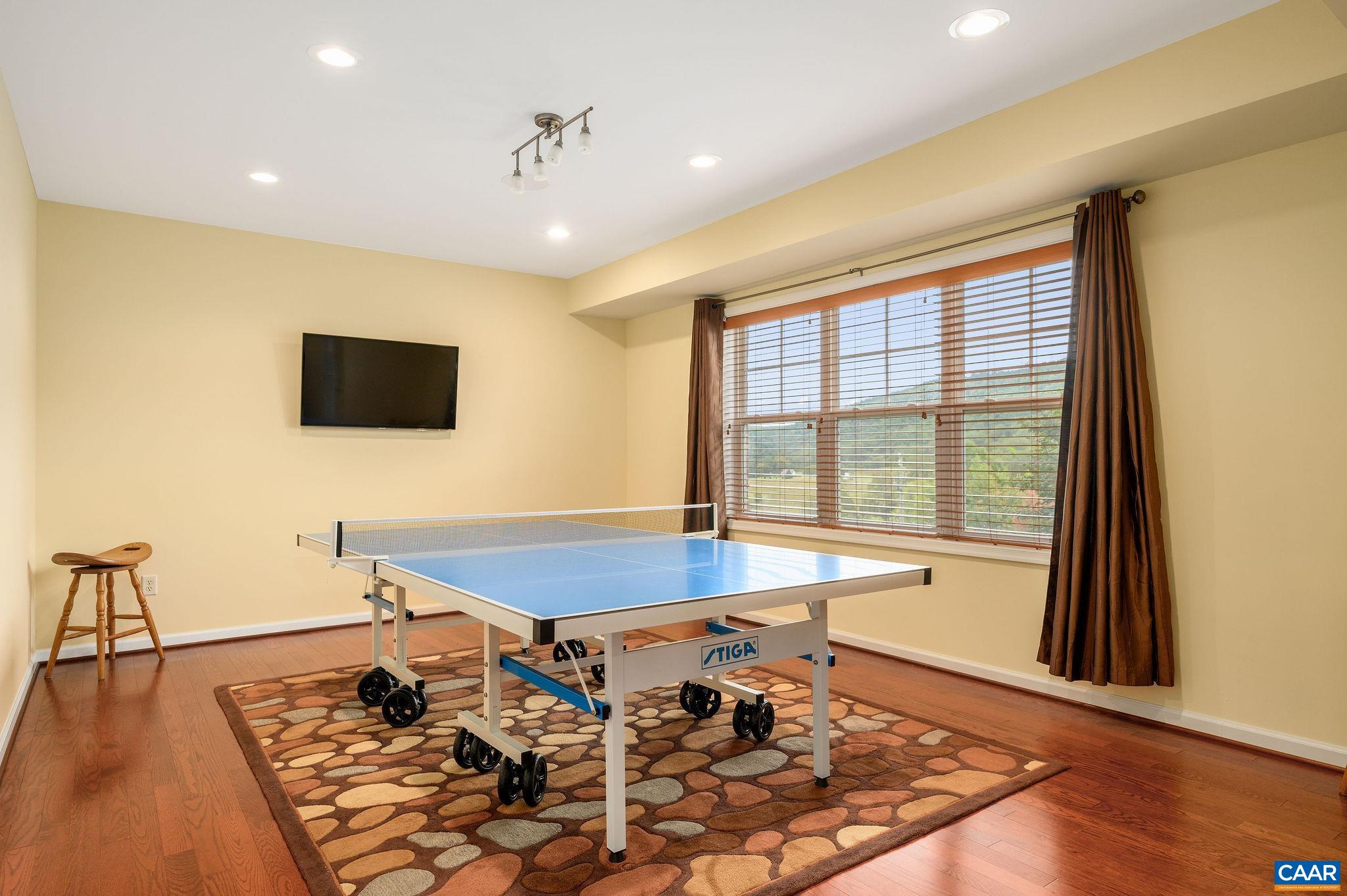 1124 ARDEN DR