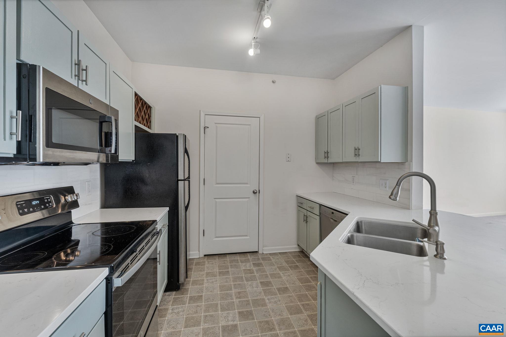 750 WALKER SQ Unit: 3B