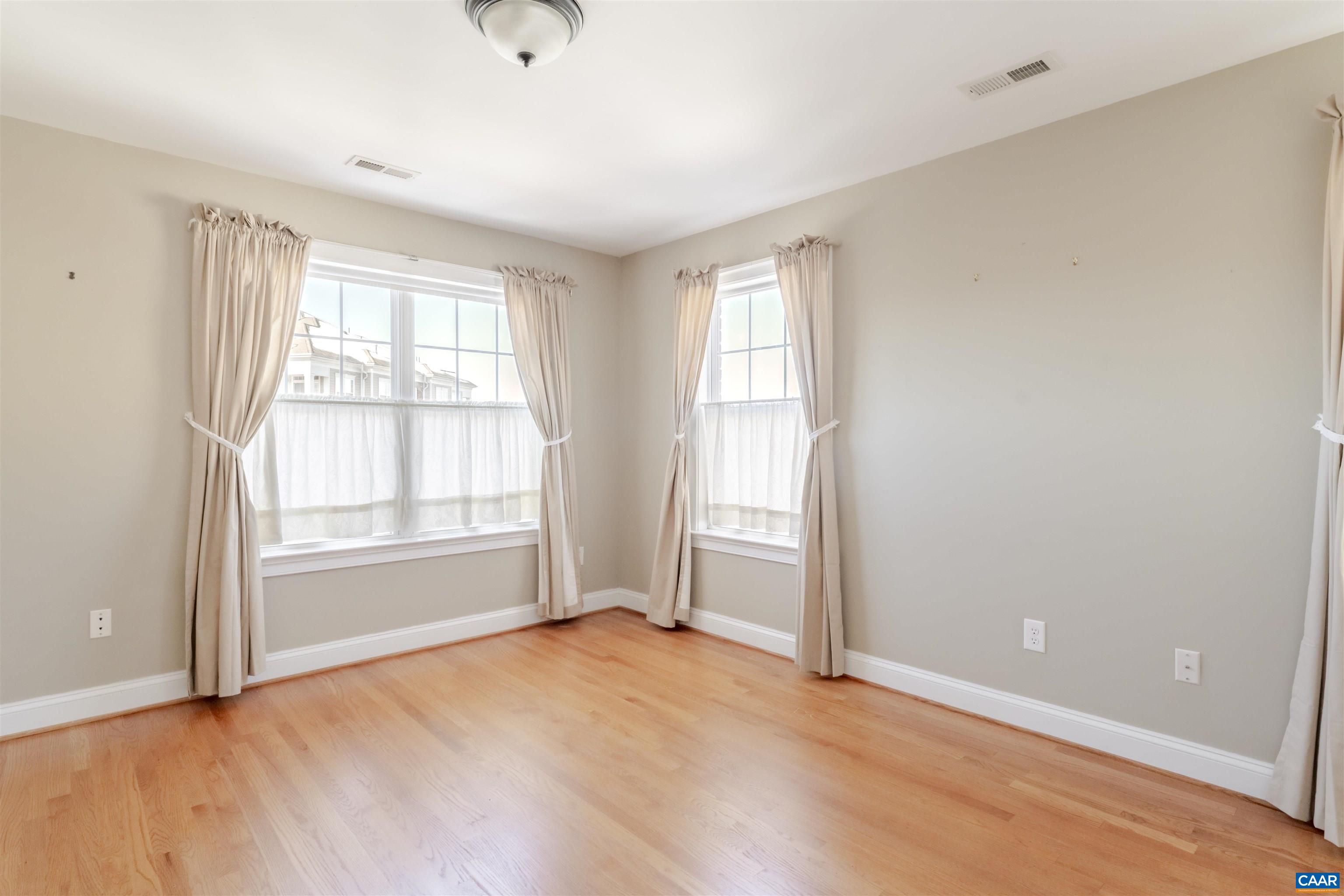 1045 GLENWOOD STATION LN