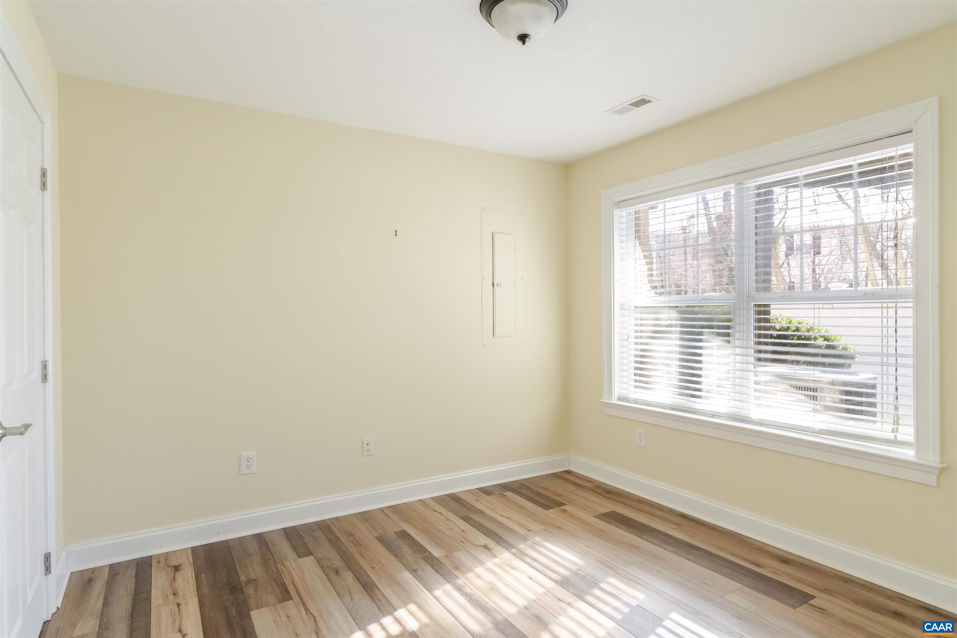 1045 GLENWOOD STATION LN