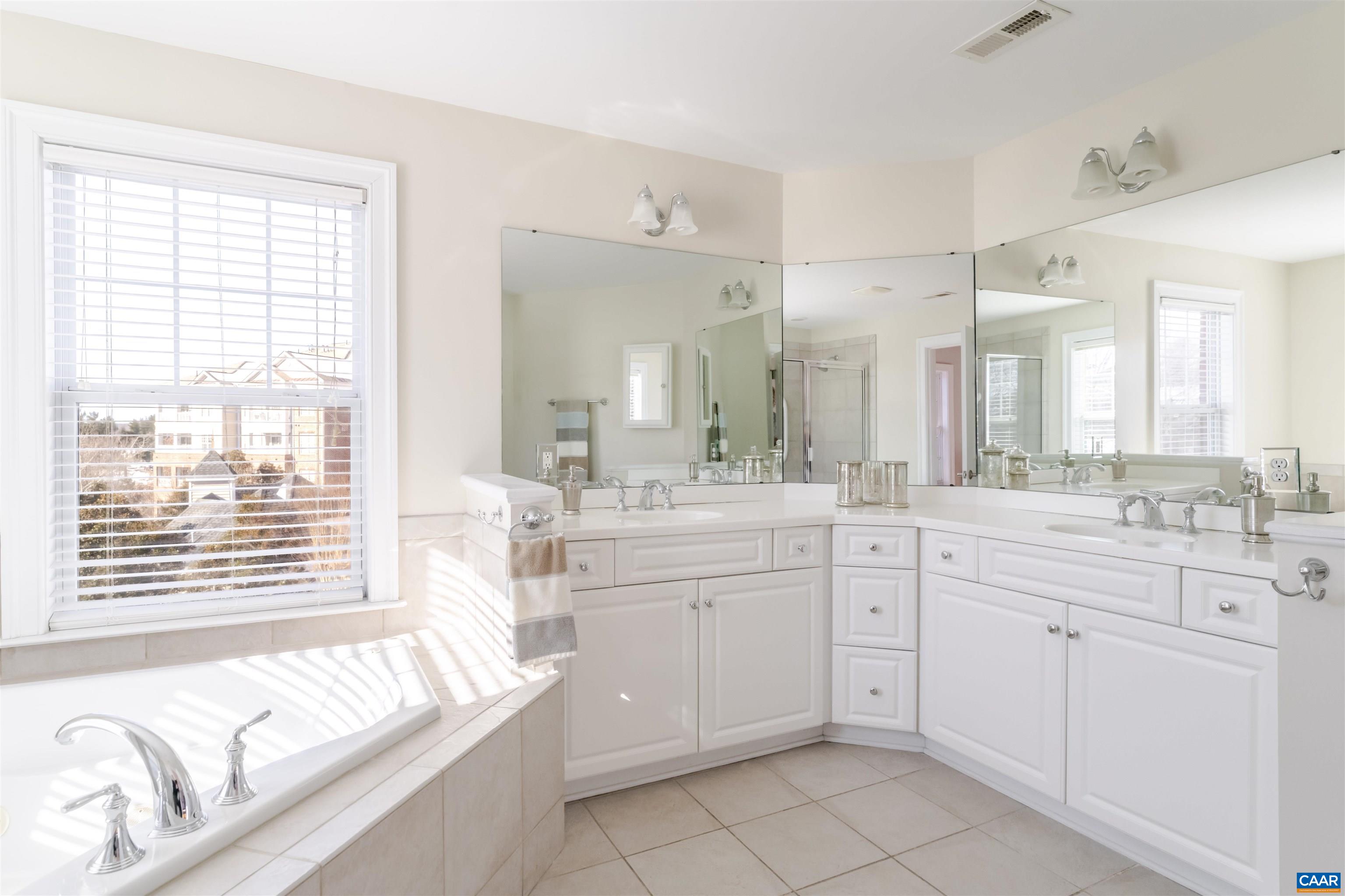 1045 GLENWOOD STATION LN