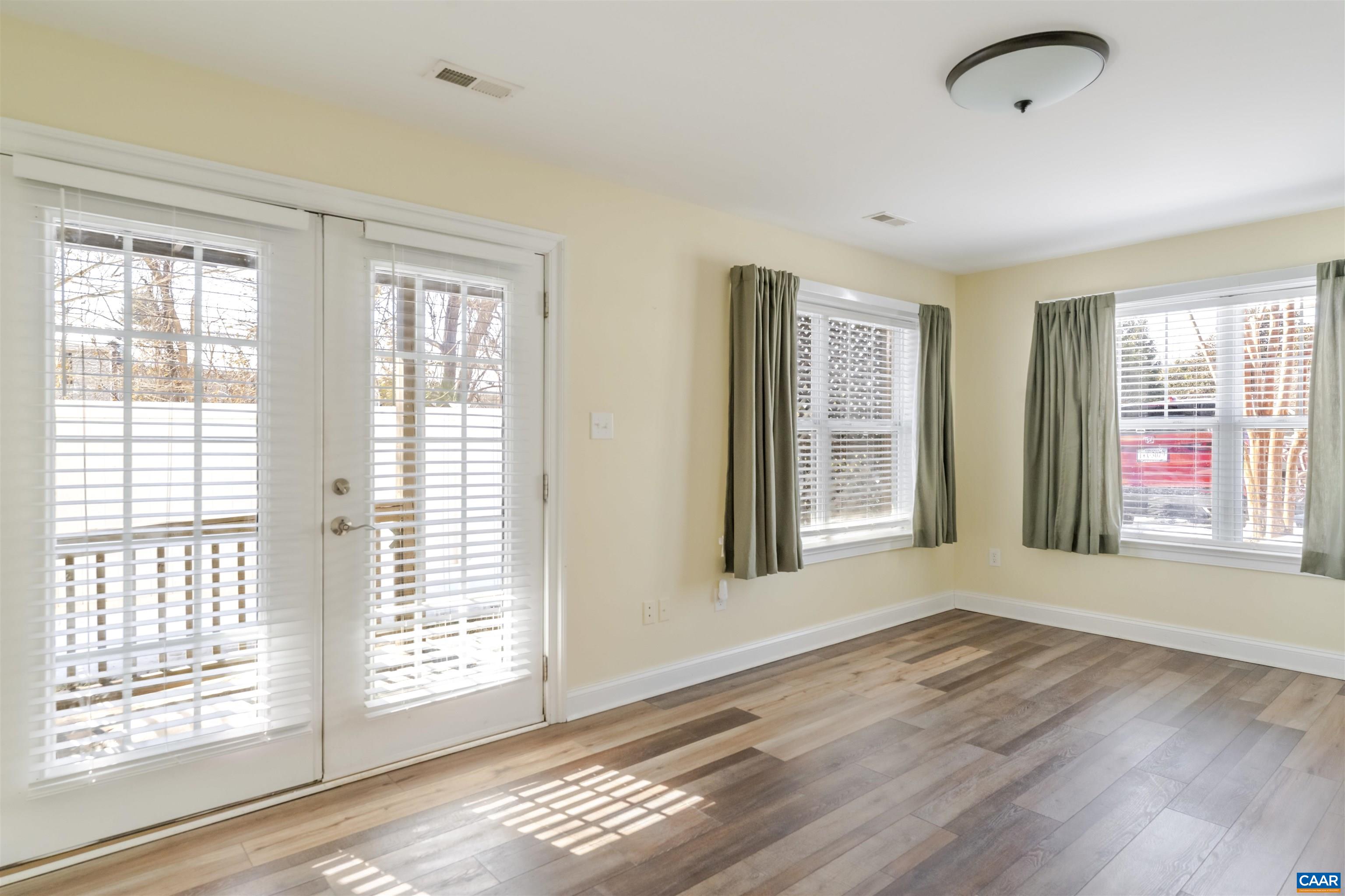 1045 GLENWOOD STATION LN