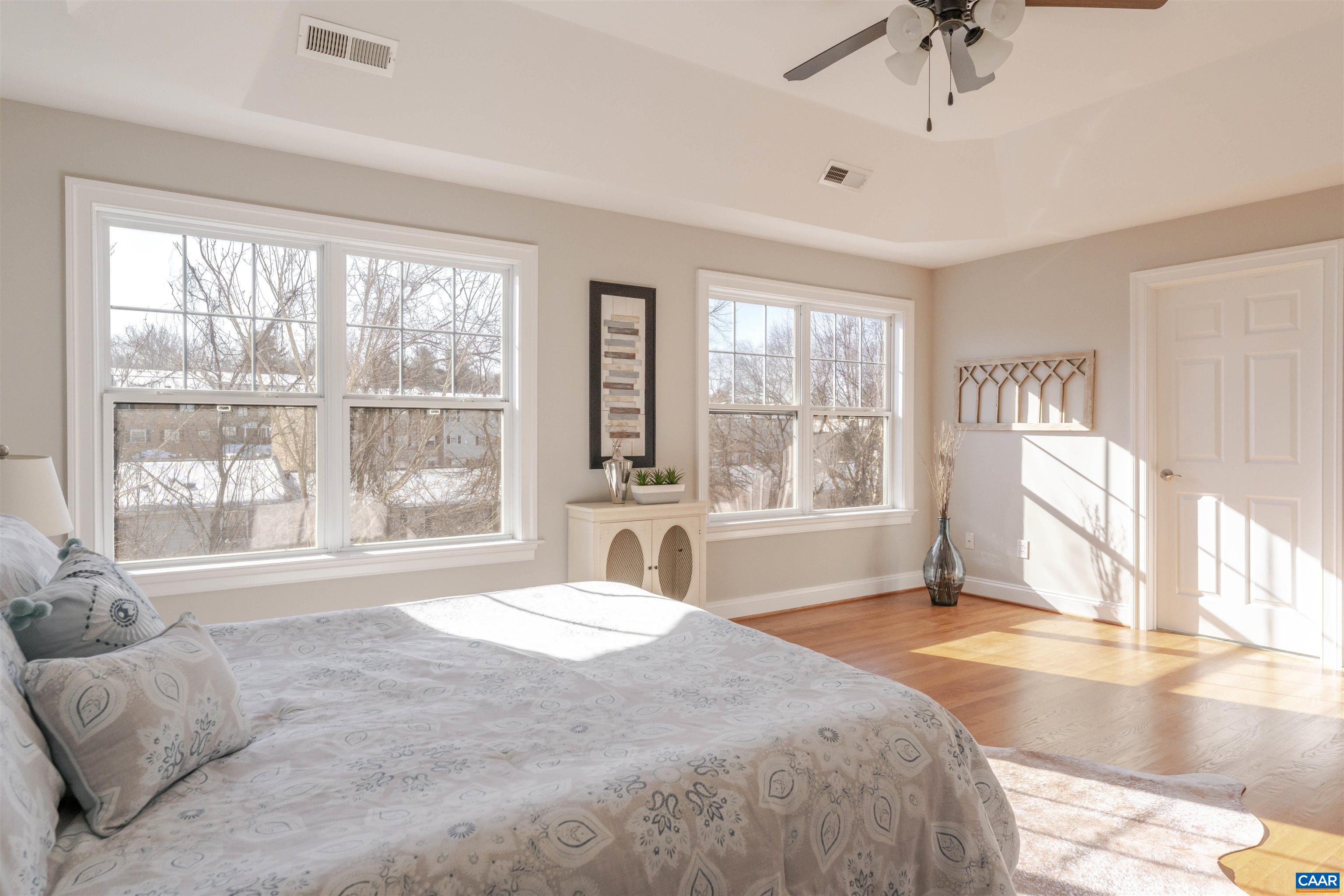 1045 GLENWOOD STATION LN