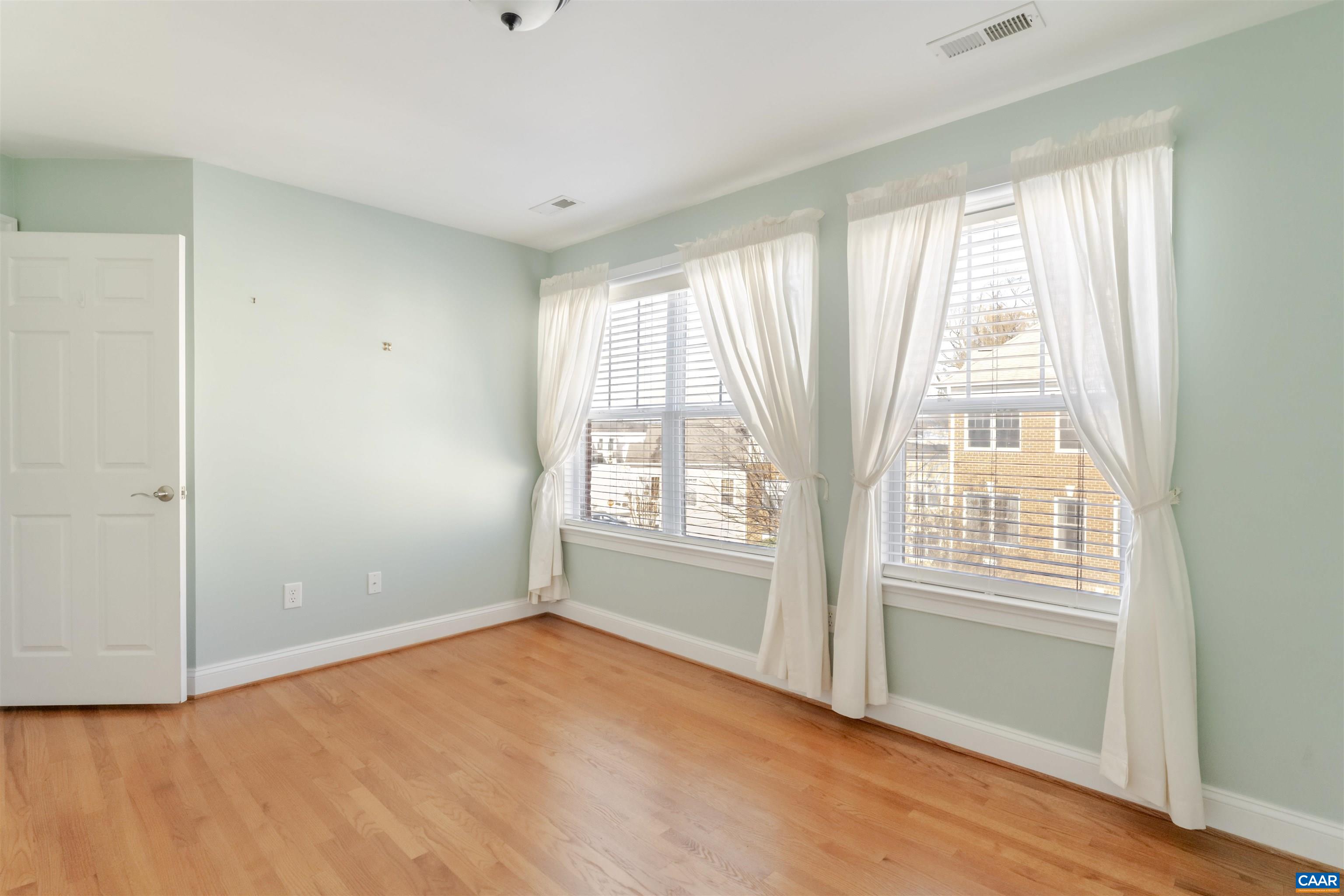 1045 GLENWOOD STATION LN