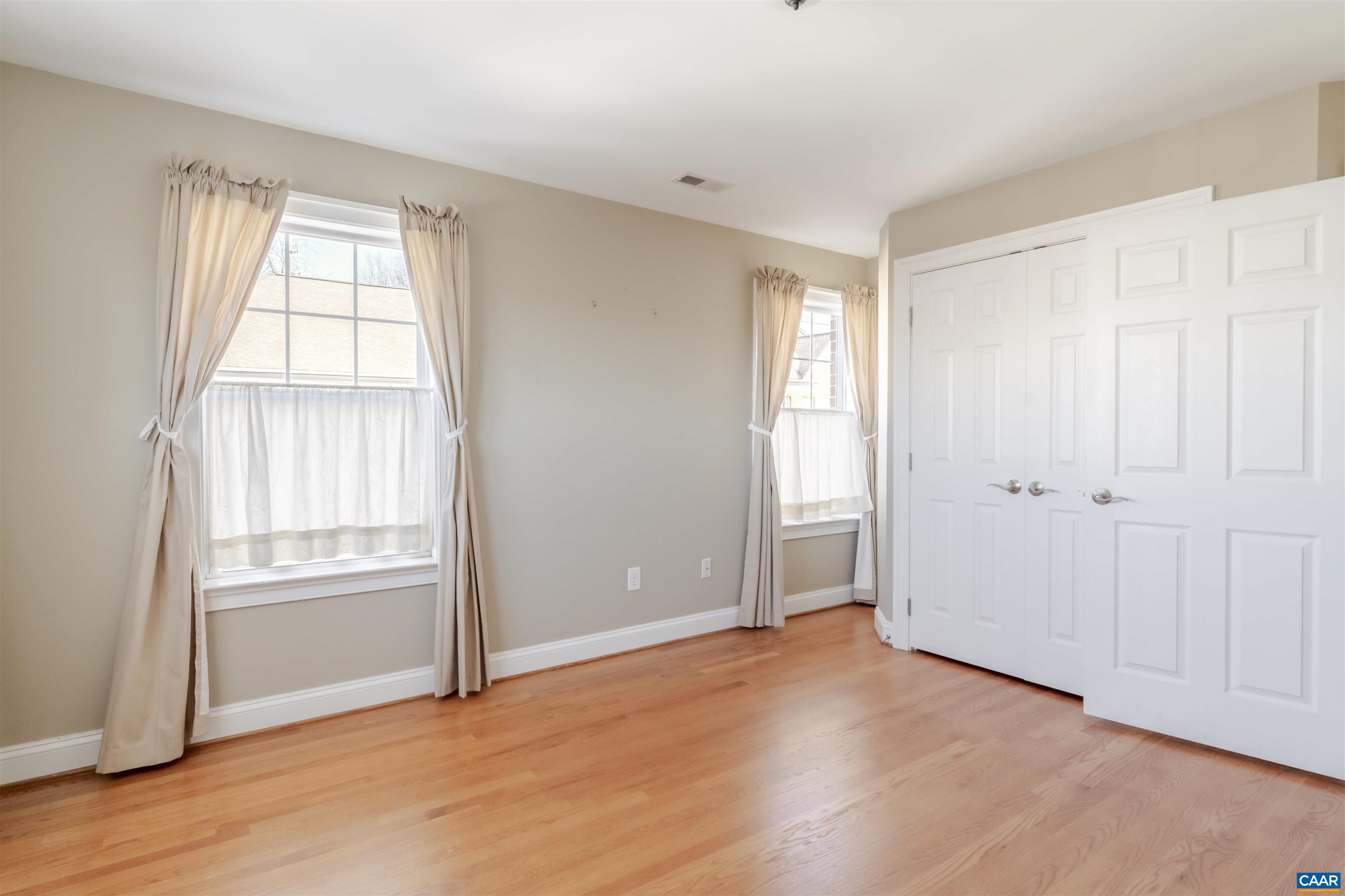 1045 GLENWOOD STATION LN