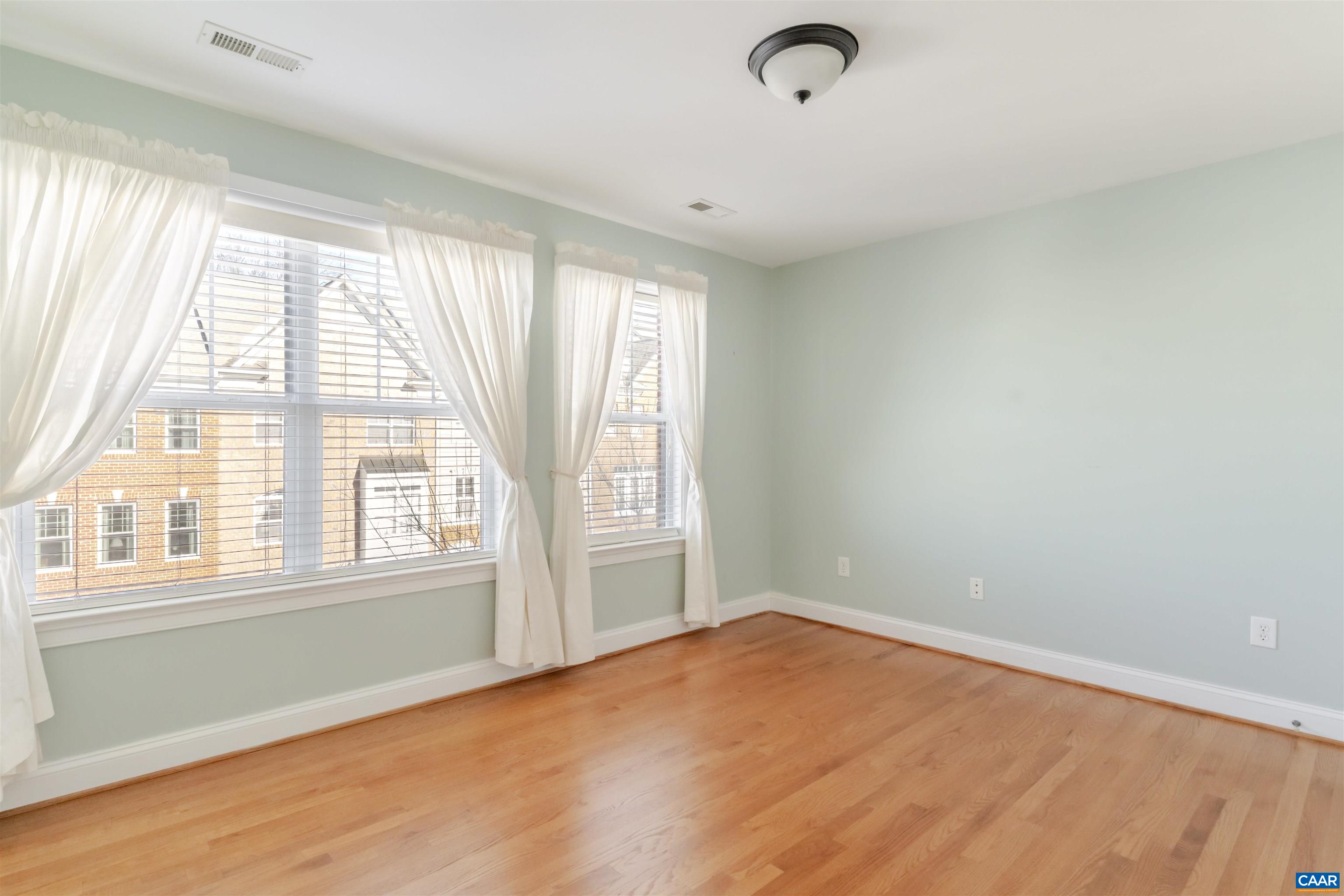 1045 GLENWOOD STATION LN