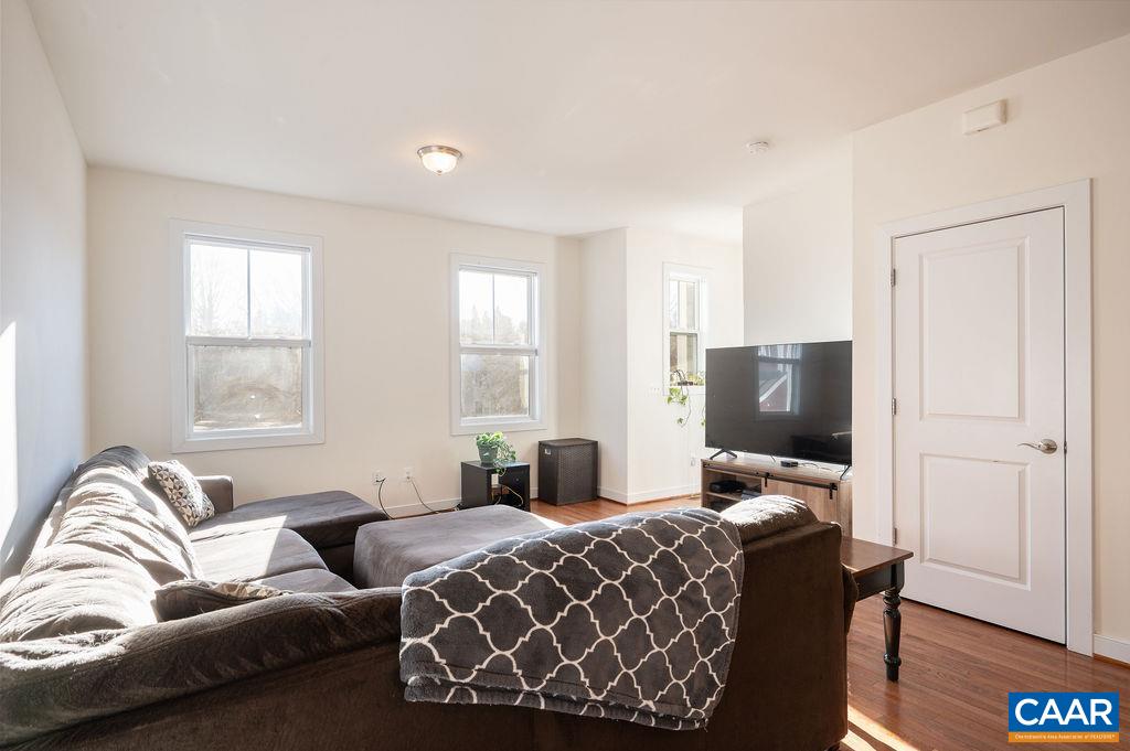 103 LONGWOOD DR Unit: E