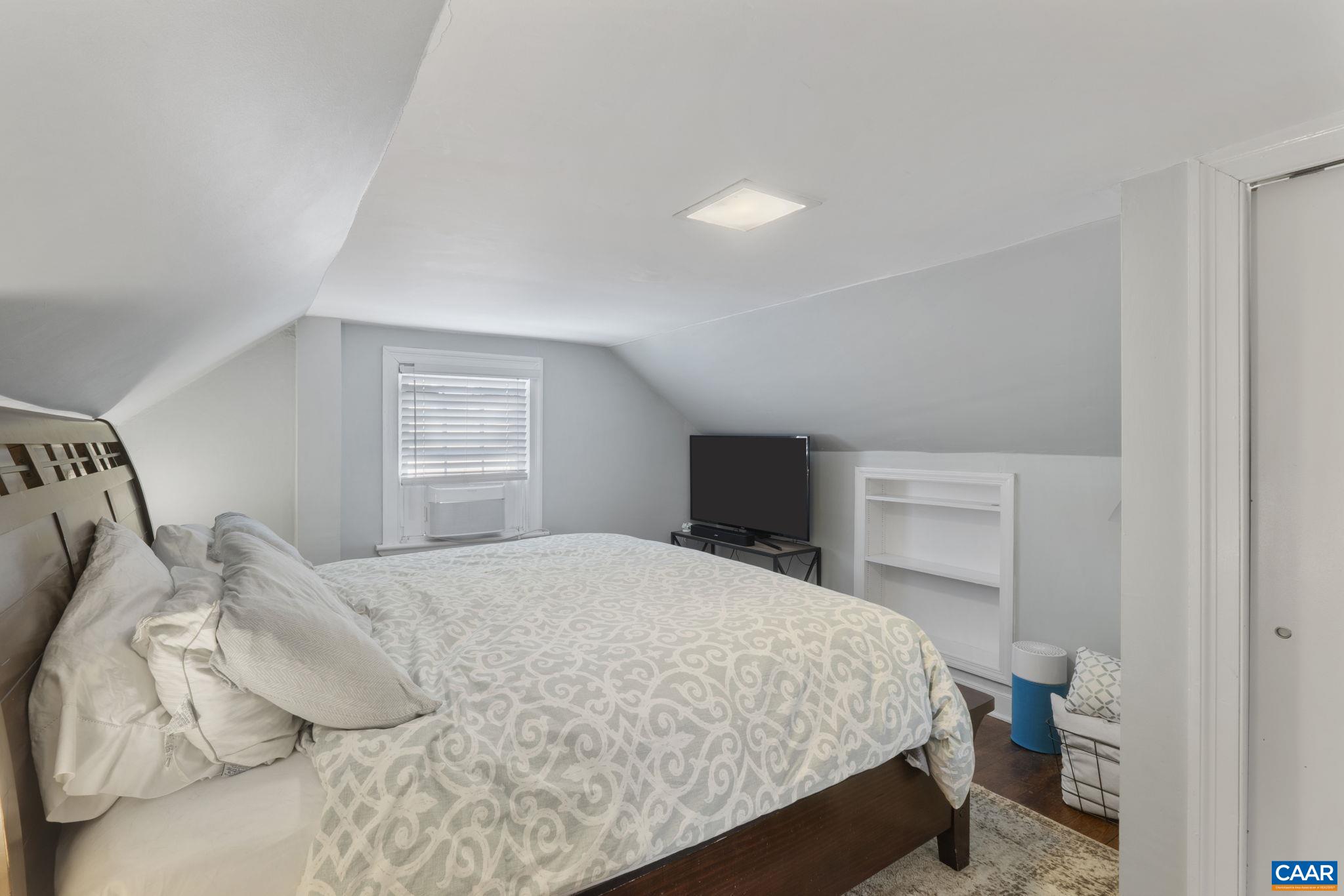 1319 RIVERDALE DR