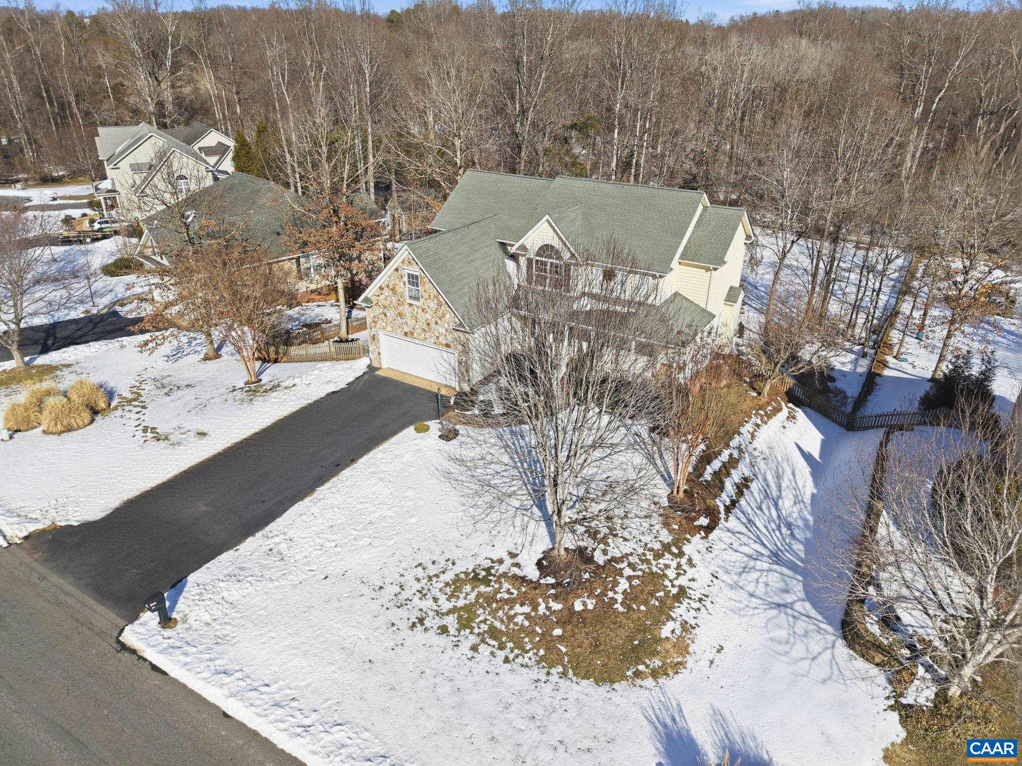 376 LAKE DR