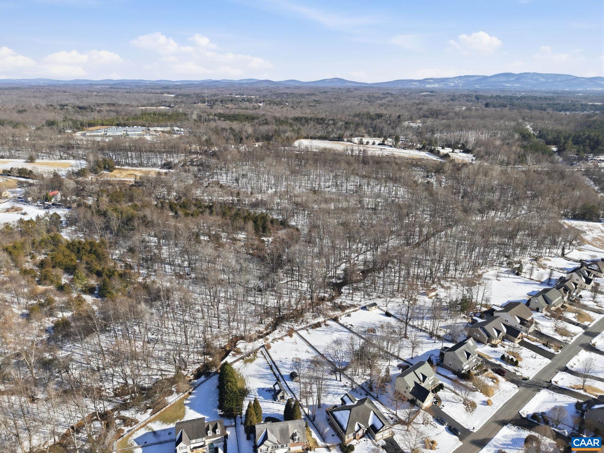 376 LAKE DR