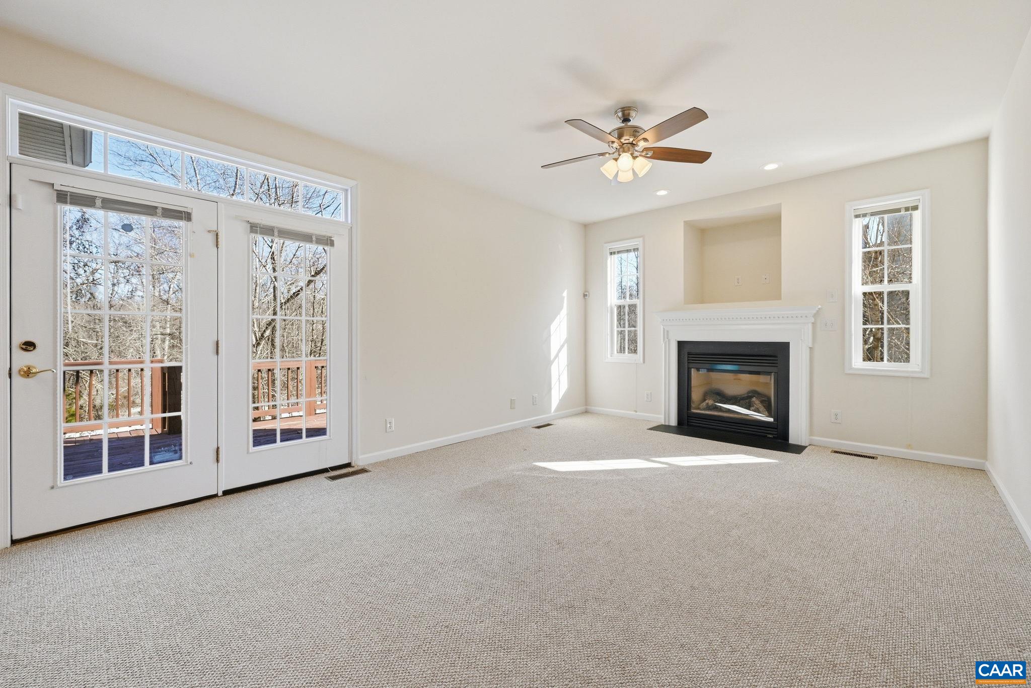 376 LAKE DR