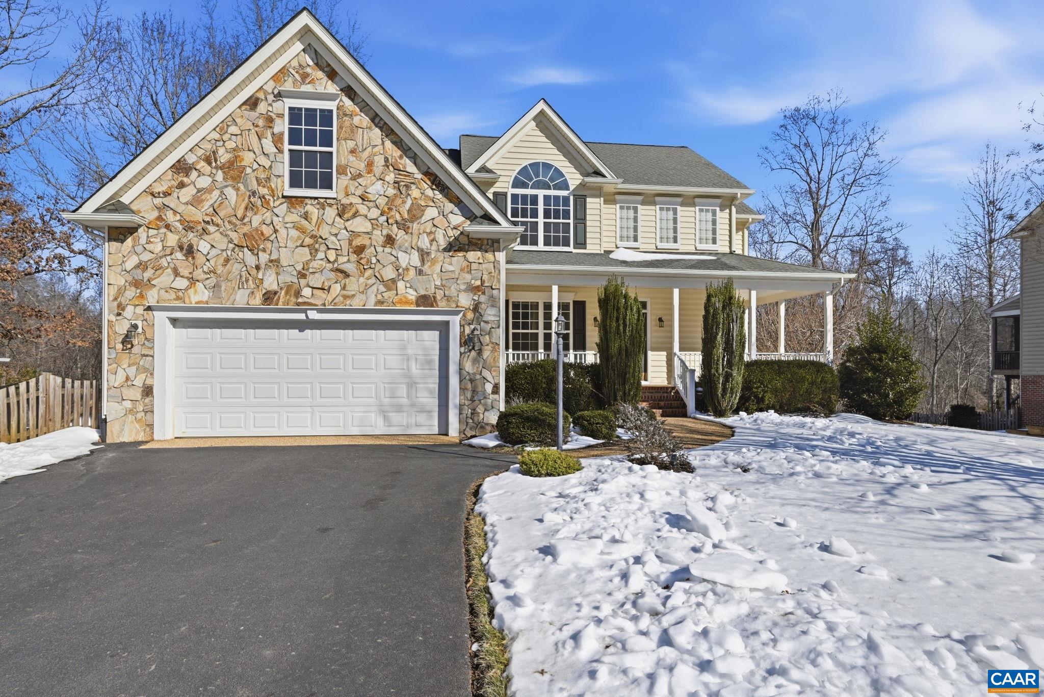 376 LAKE DR