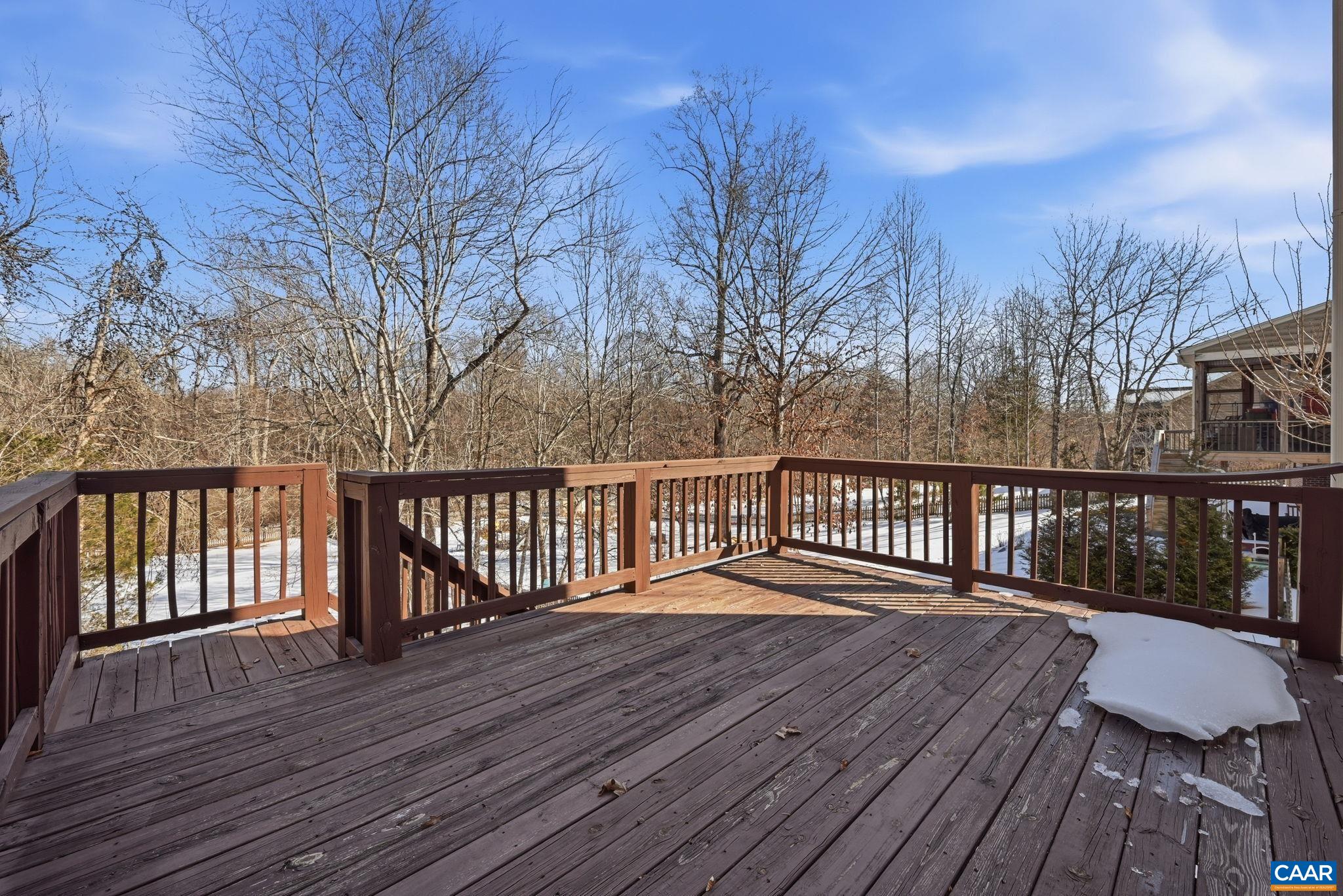 376 LAKE DR