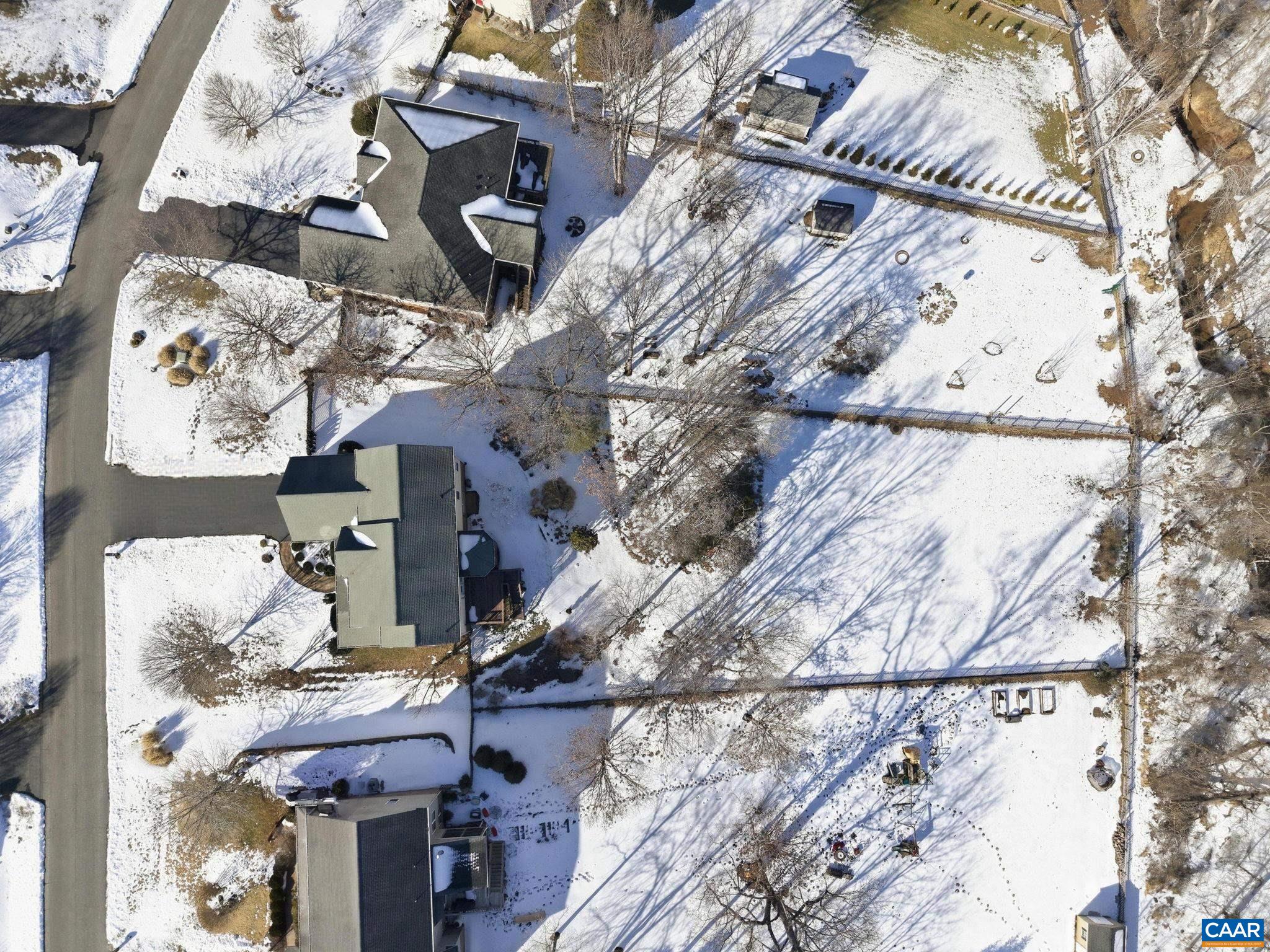 376 LAKE DR