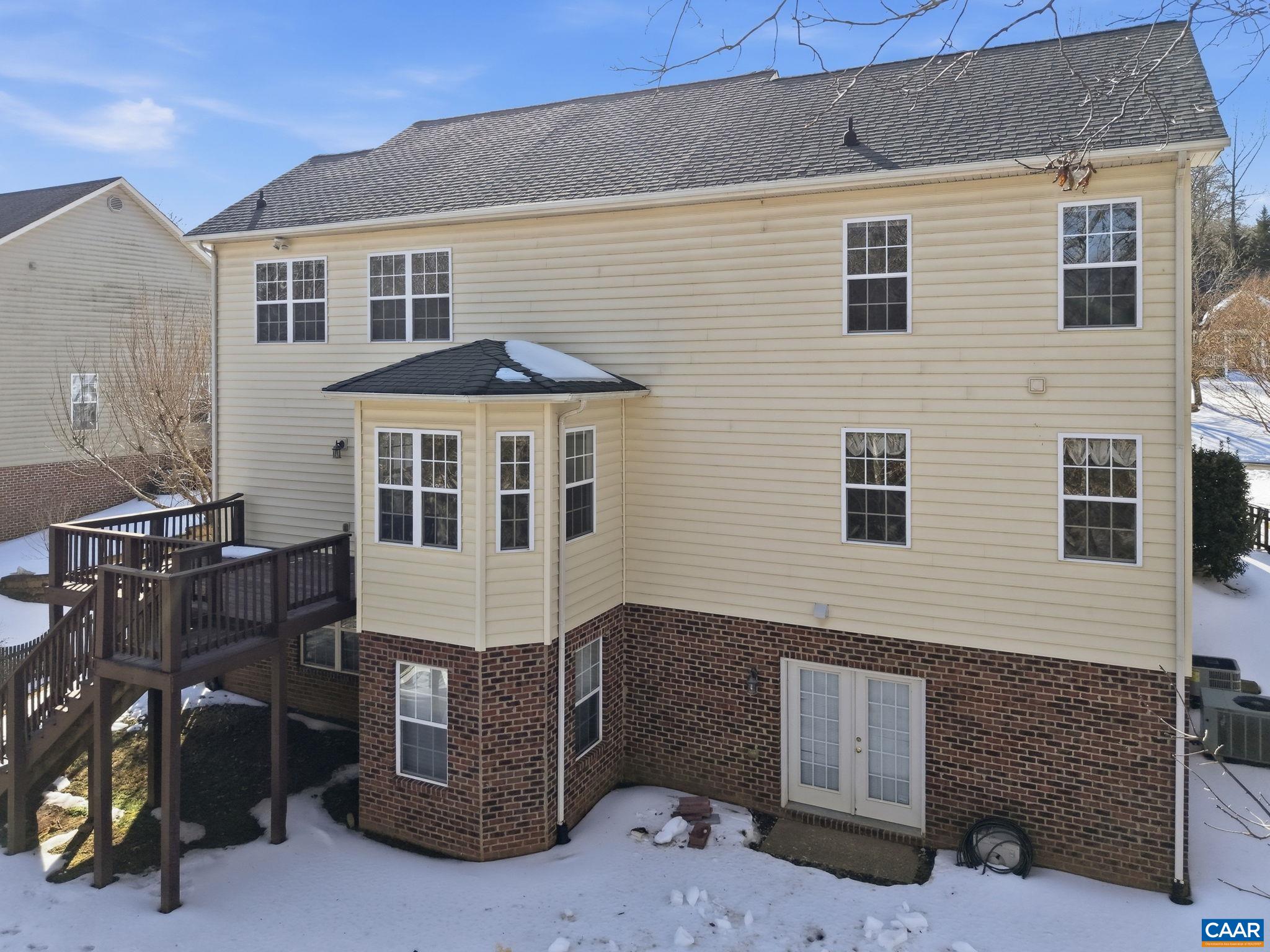 376 LAKE DR
