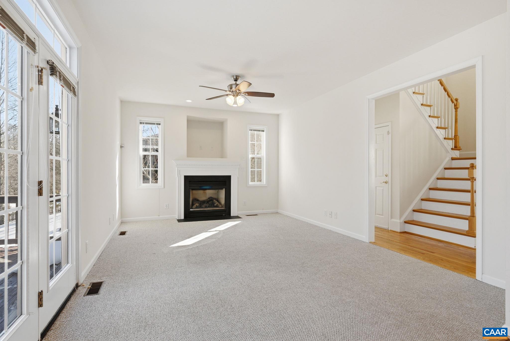 376 LAKE DR