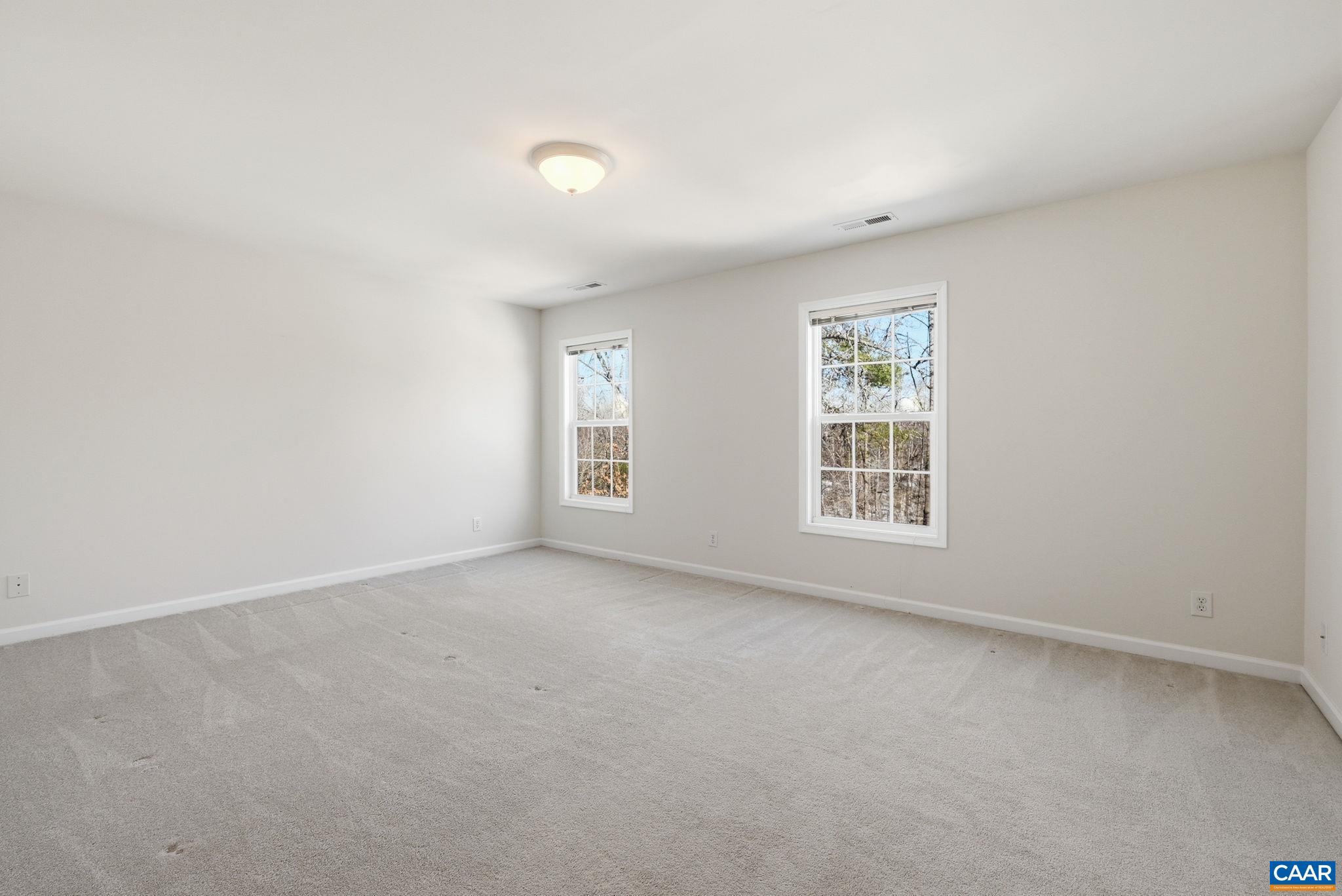 376 LAKE DR