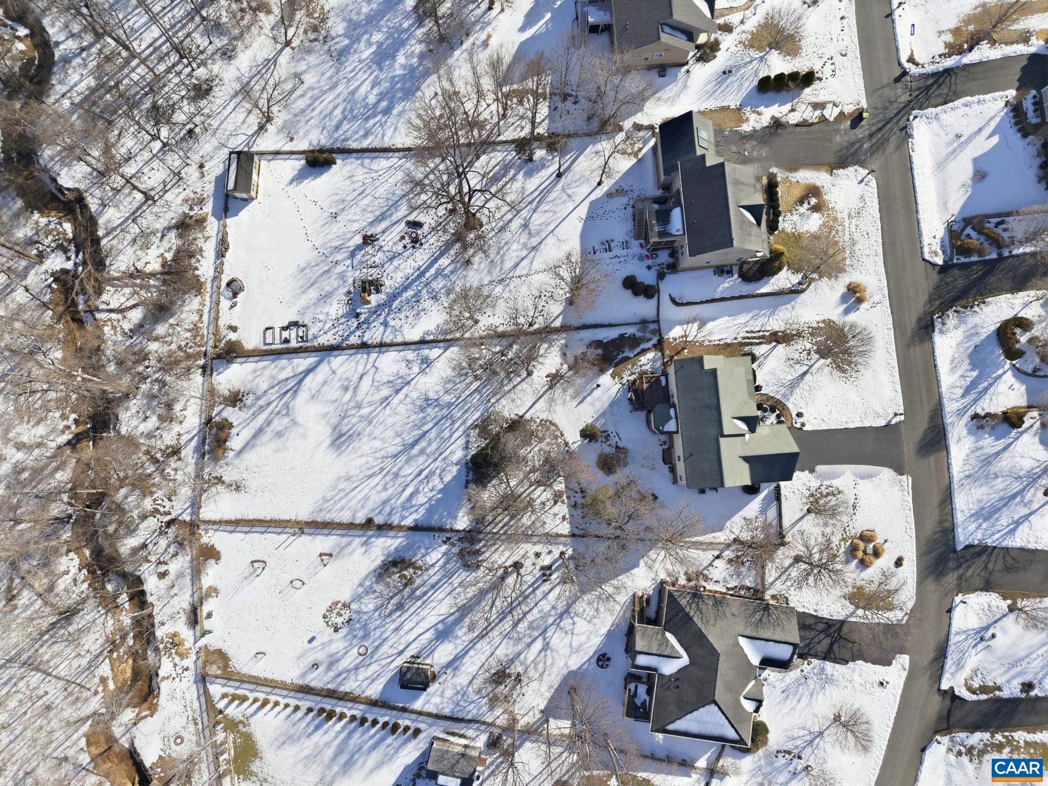 376 LAKE DR