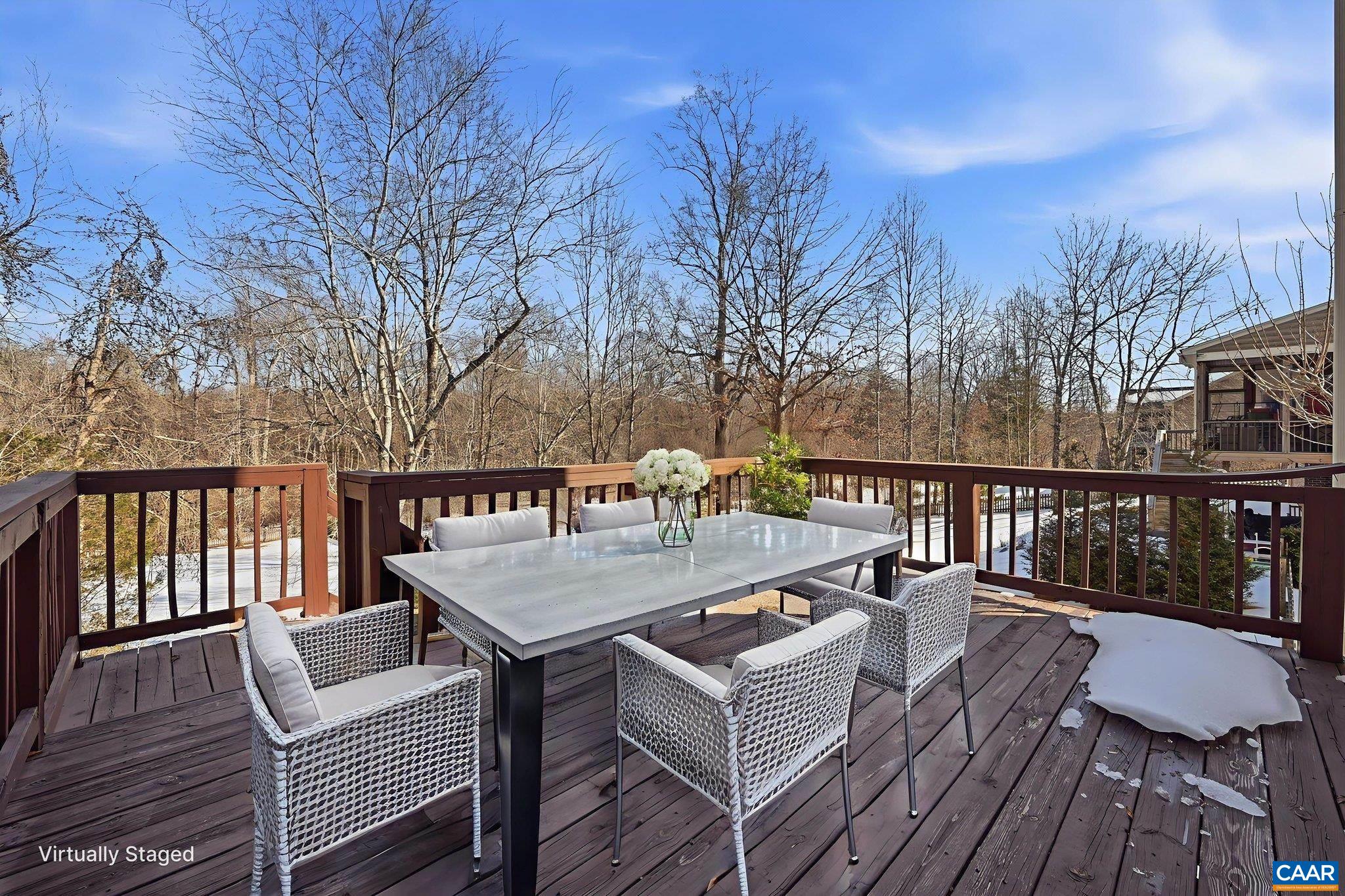 376 LAKE DR