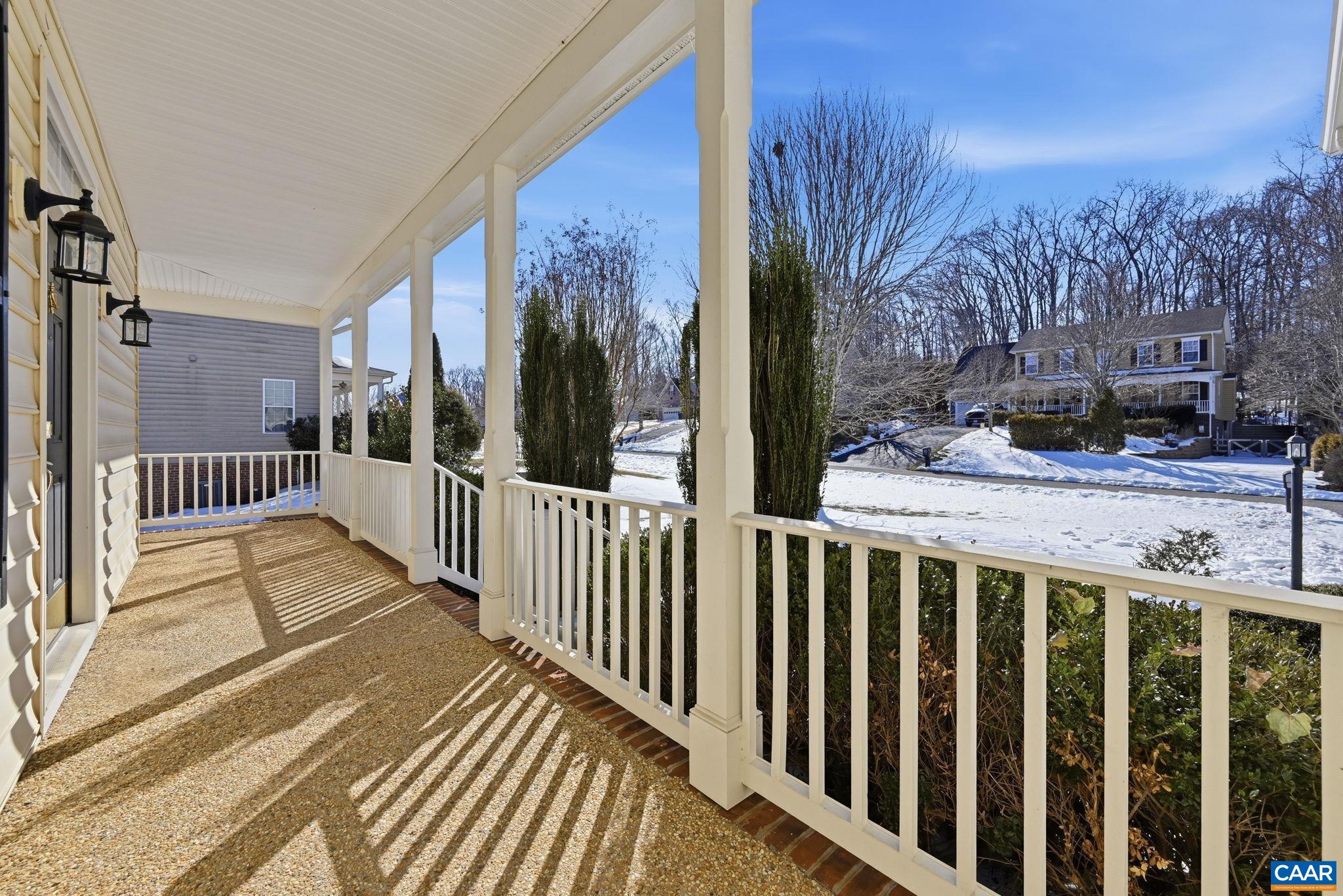 376 LAKE DR
