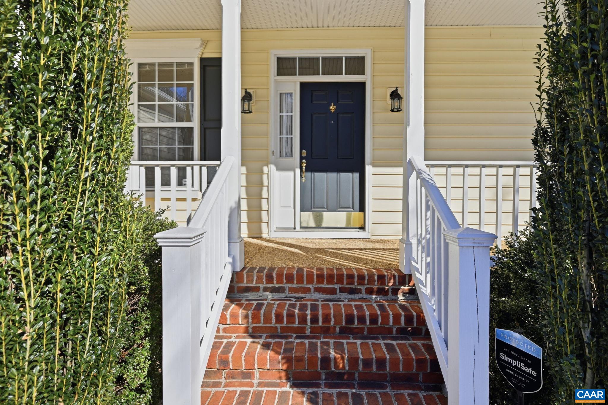 376 LAKE DR