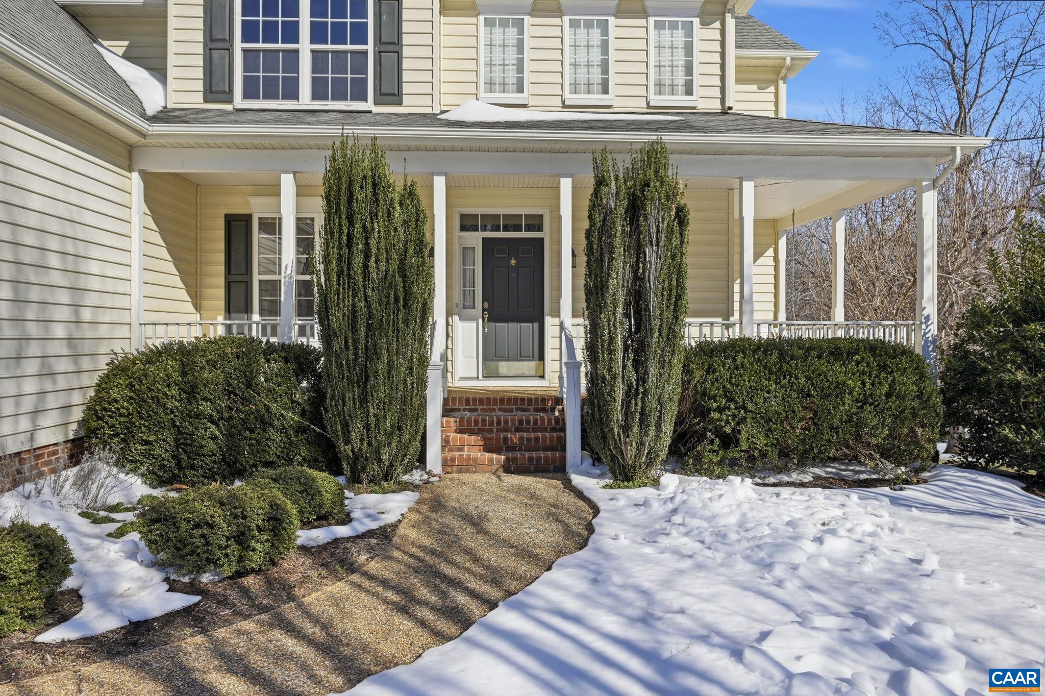 376 LAKE DR
