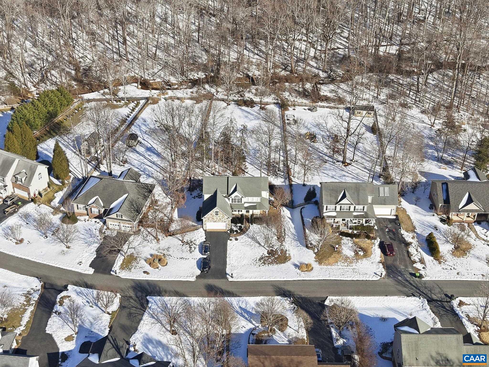376 LAKE DR