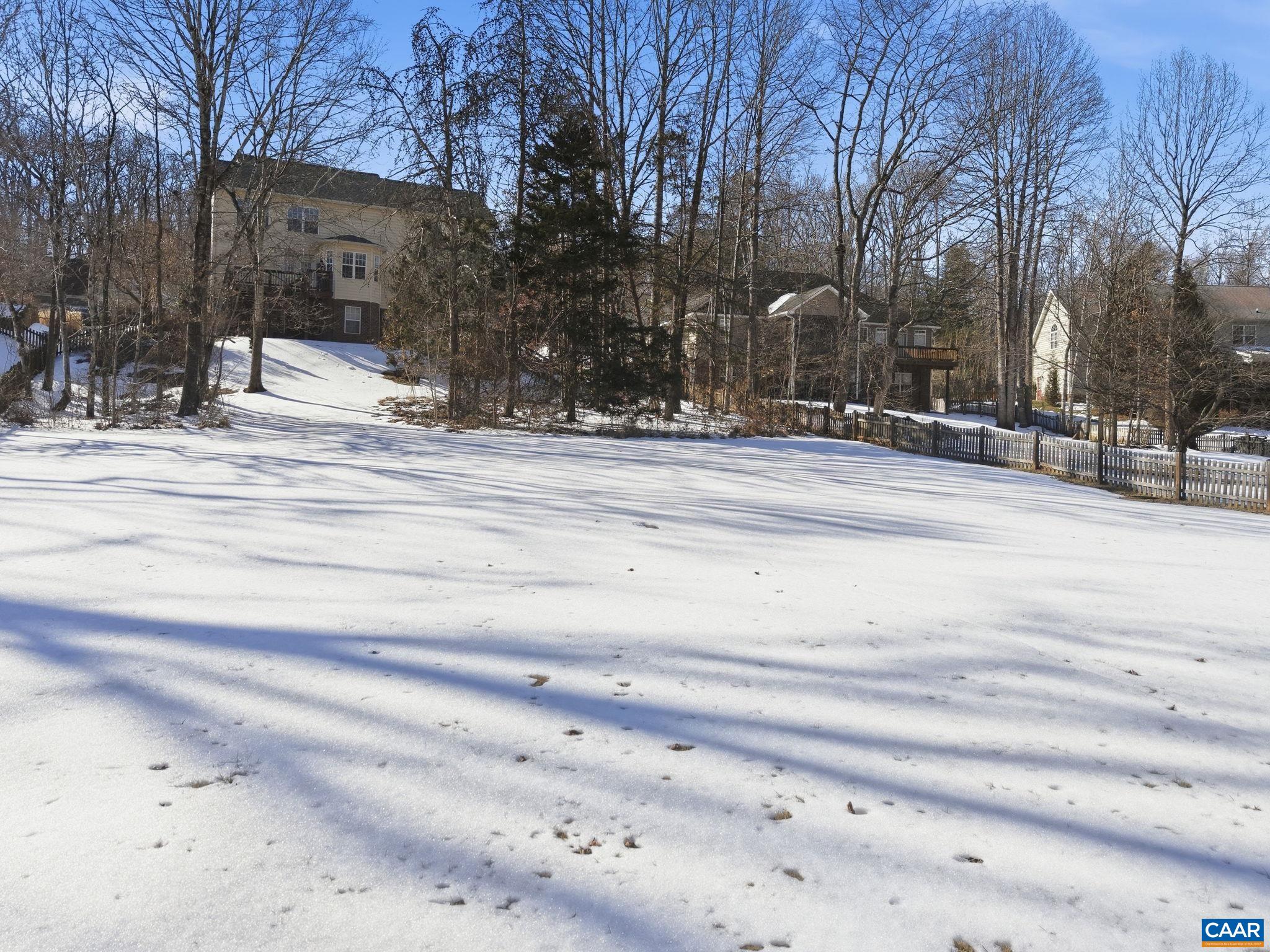 376 LAKE DR
