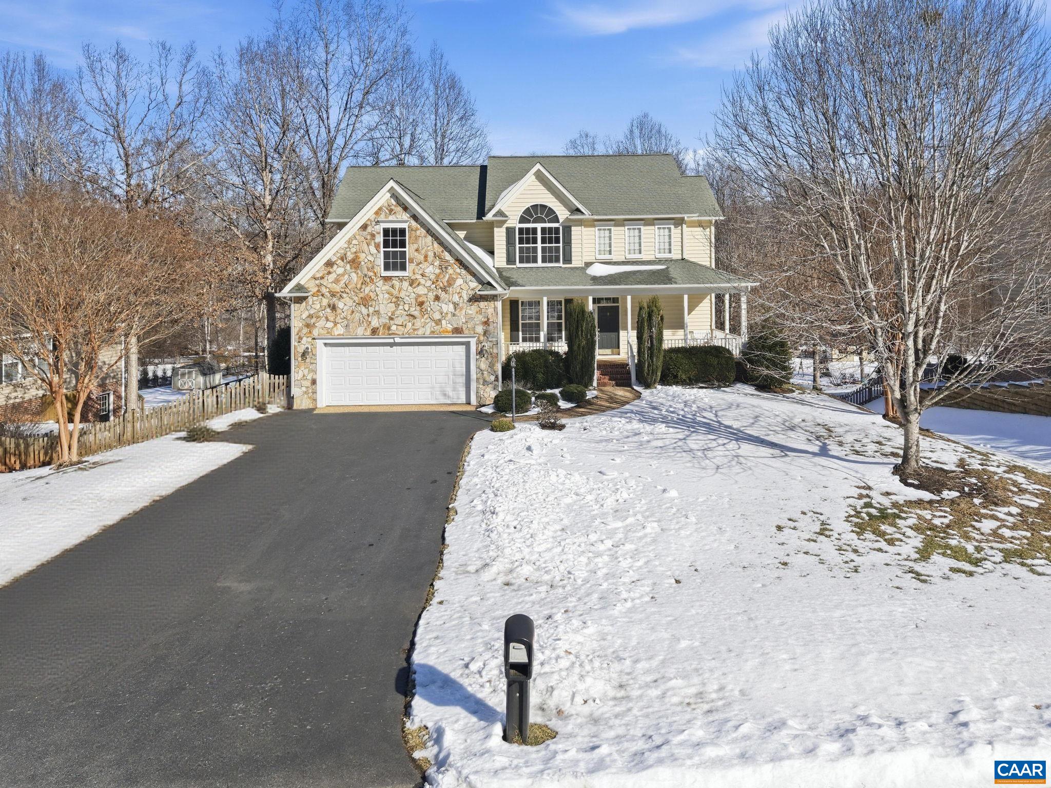 376 LAKE DR