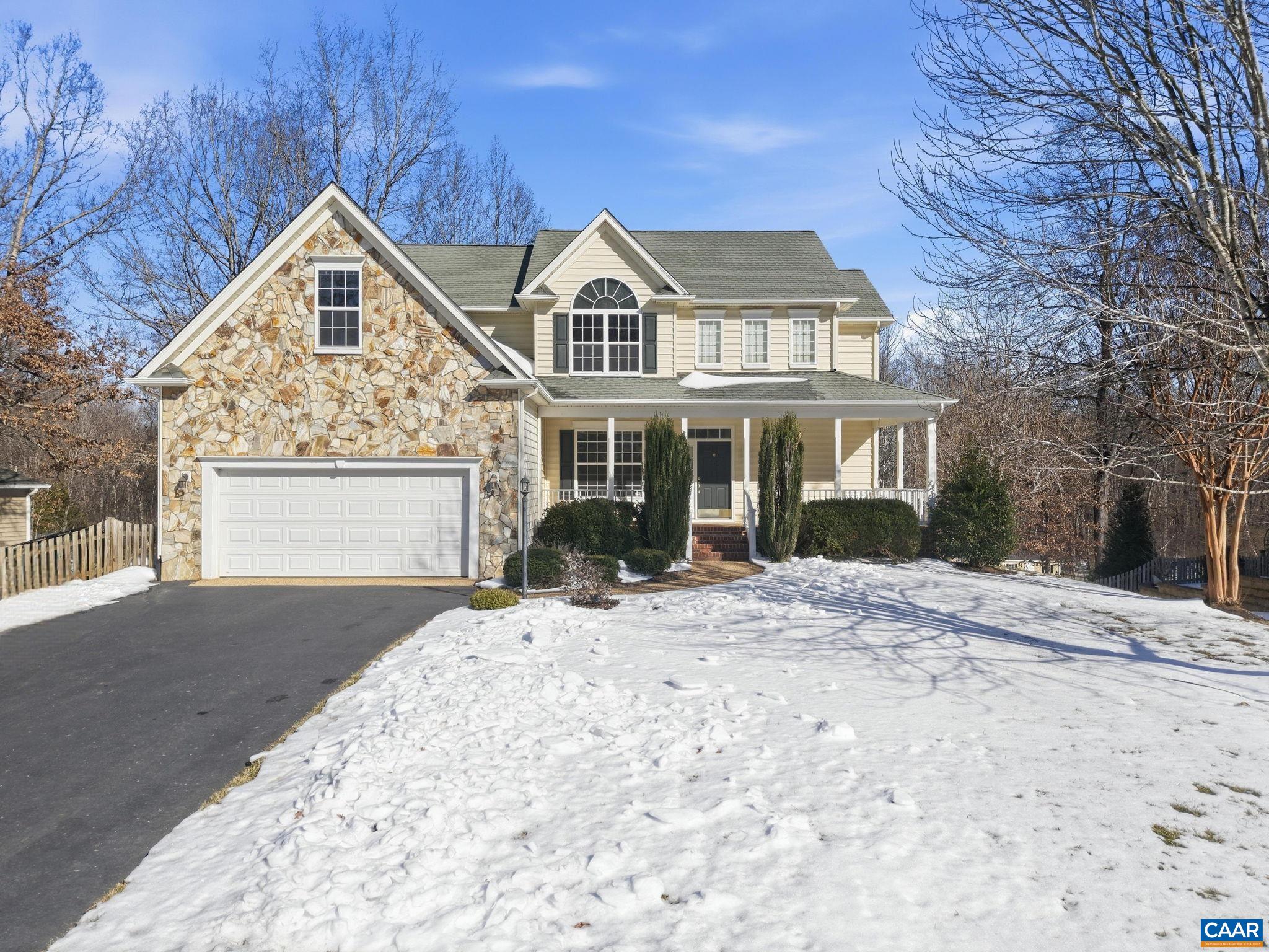 376 LAKE DR