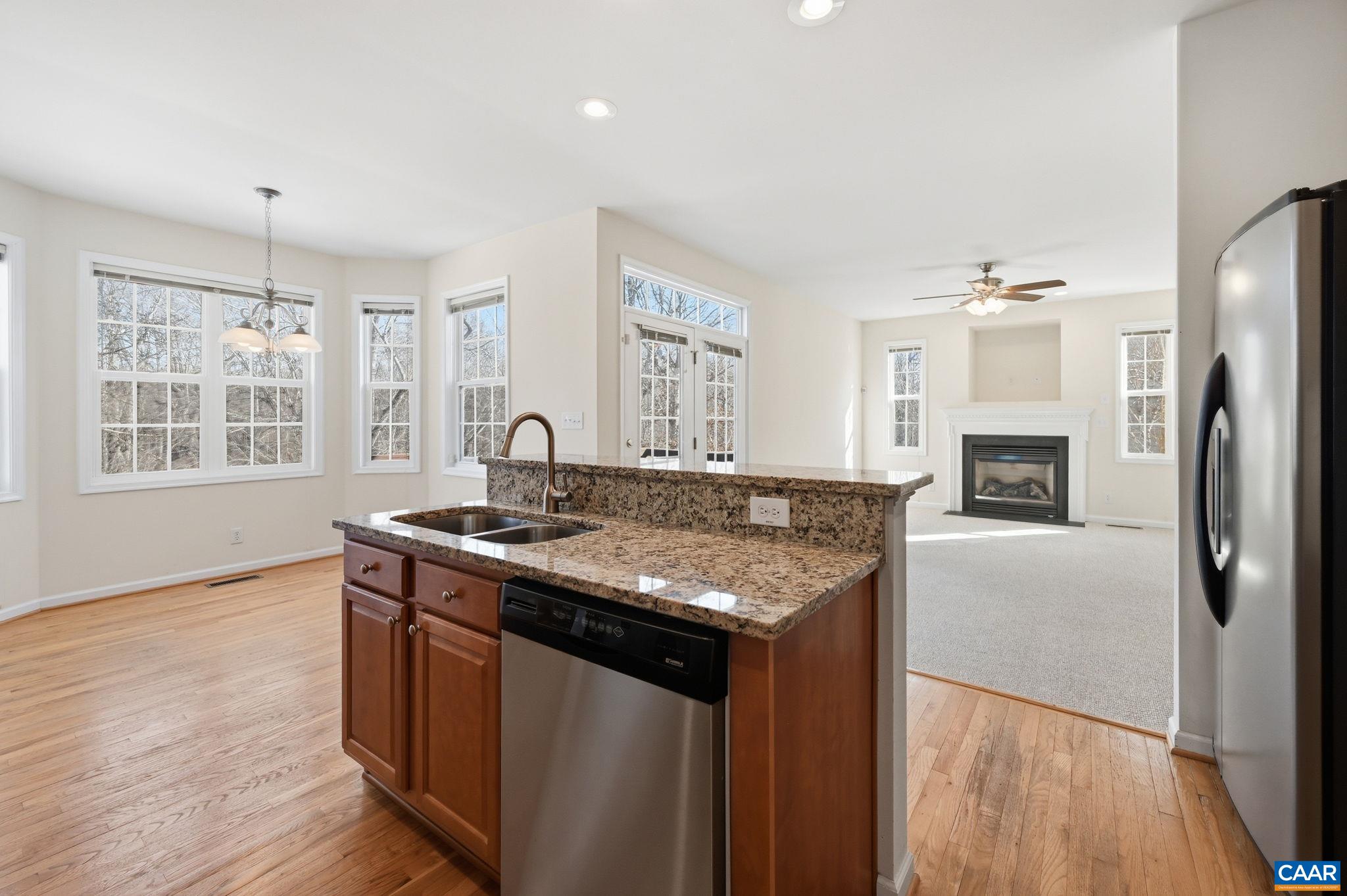 376 LAKE DR