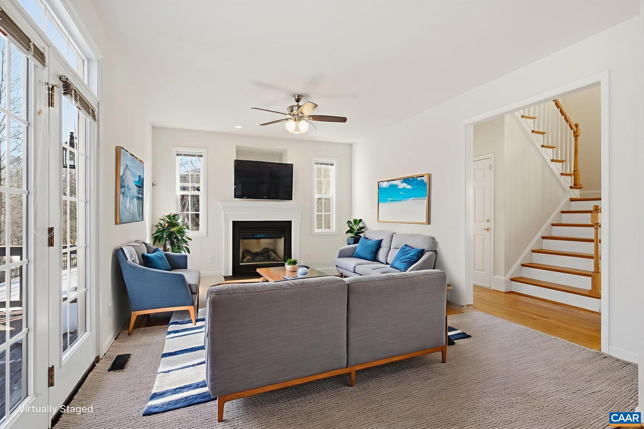 376 LAKE DR