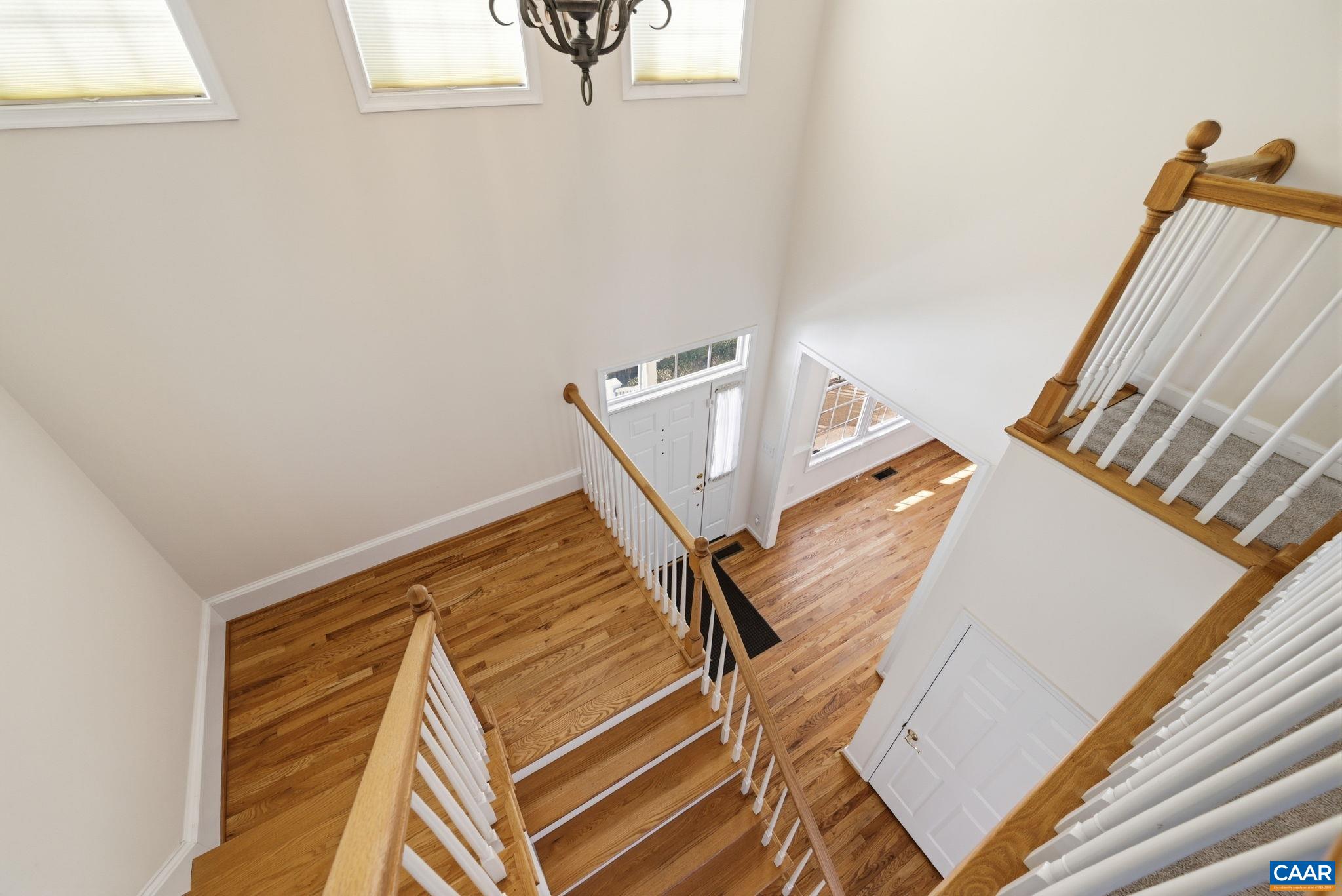 376 LAKE DR