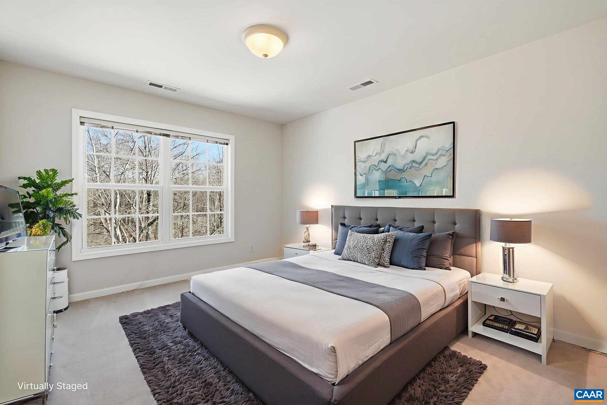 376 LAKE DR