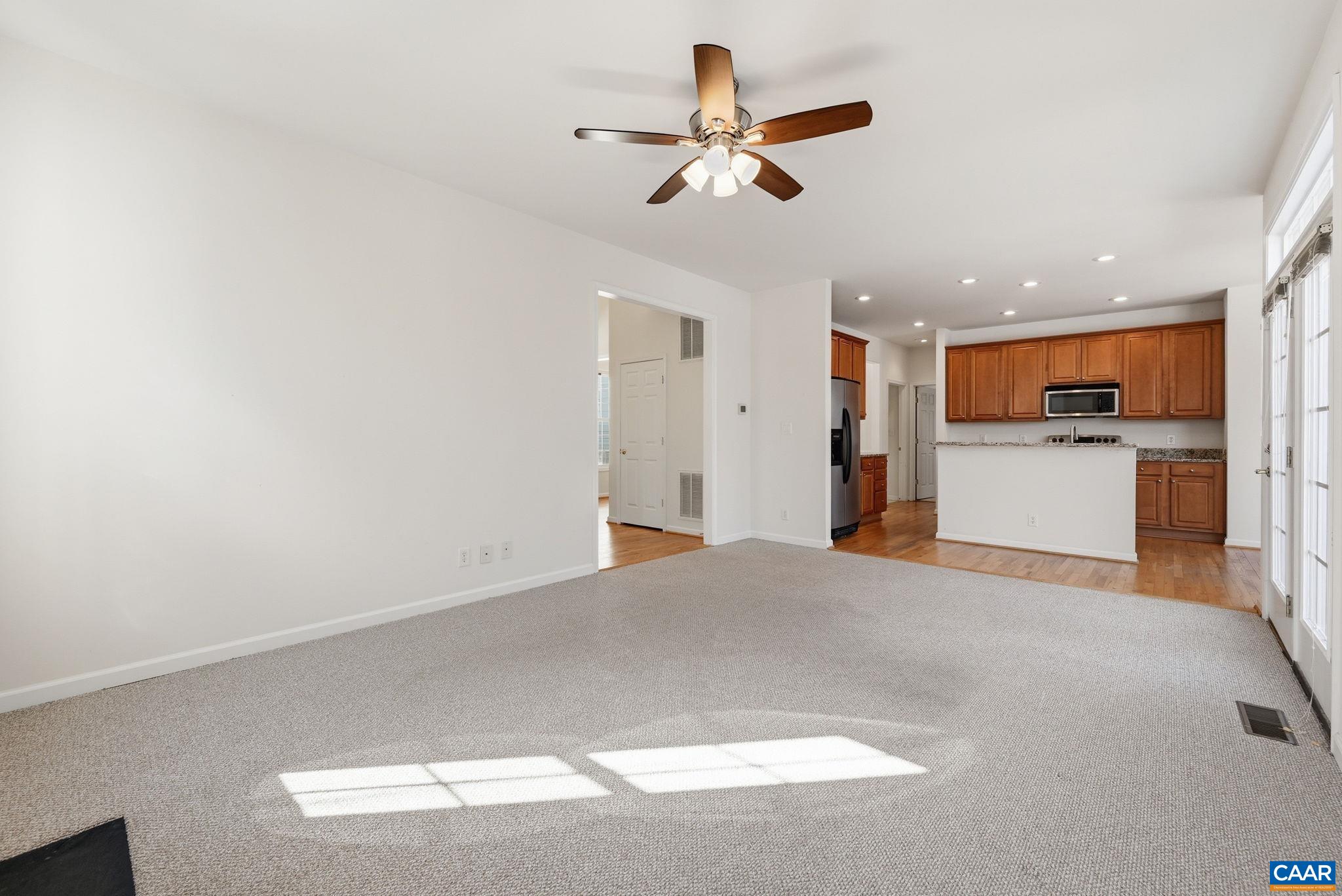 376 LAKE DR