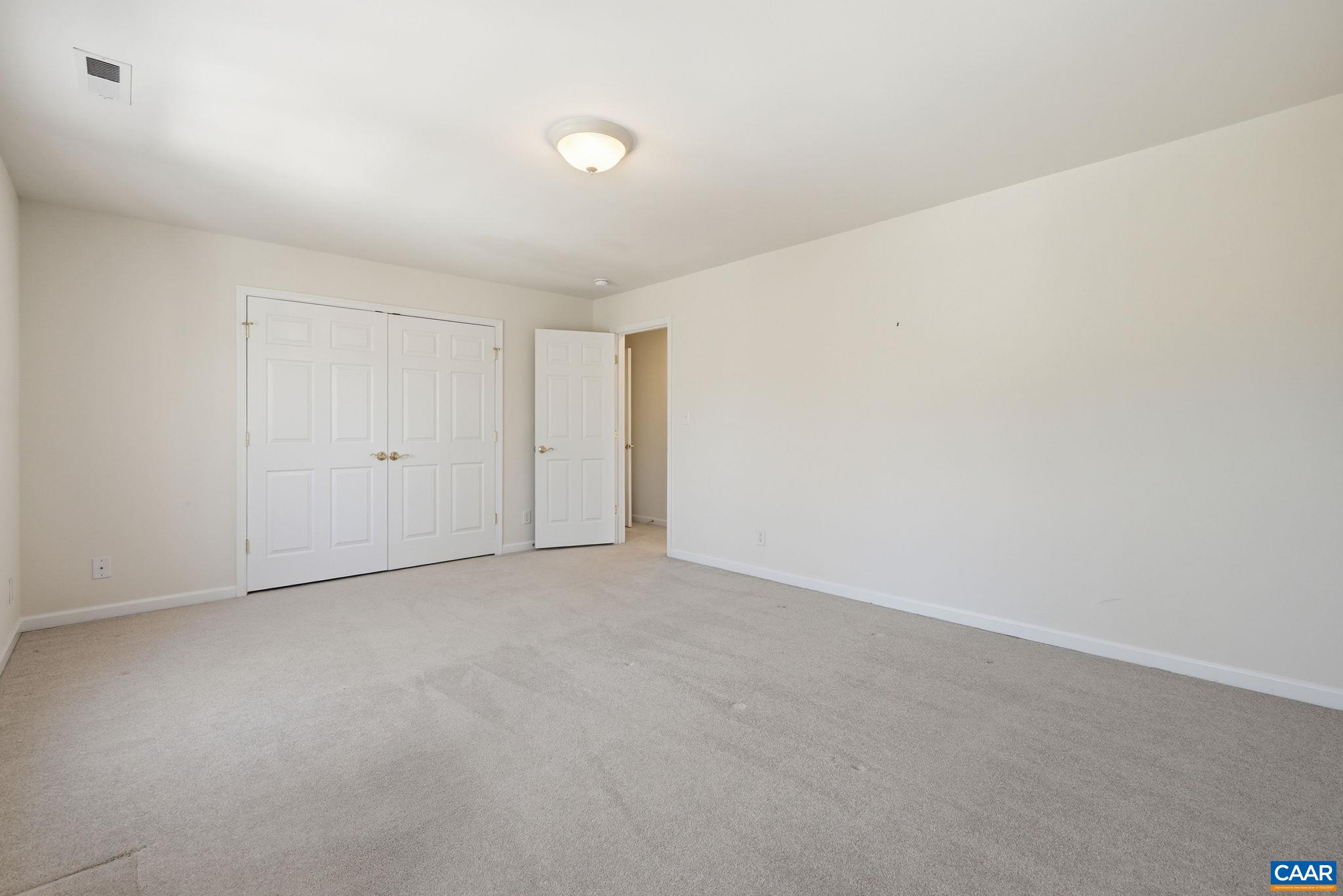 376 LAKE DR