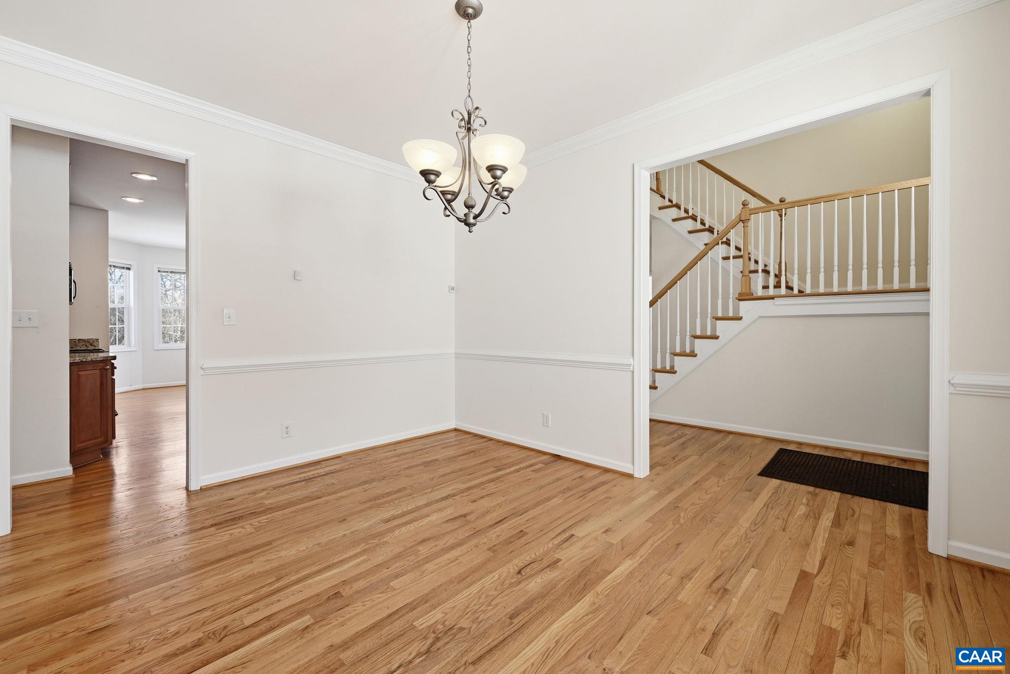 376 LAKE DR