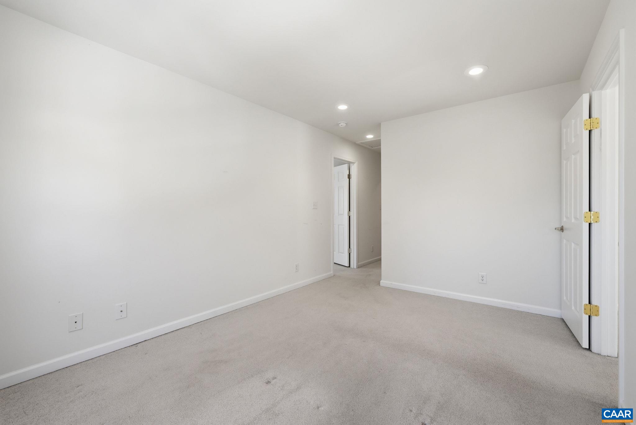 376 LAKE DR