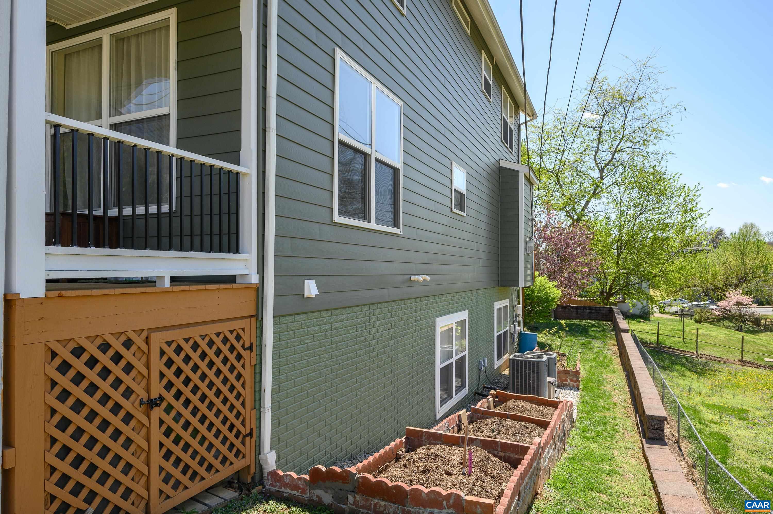 908 ELLIOTT AVE
