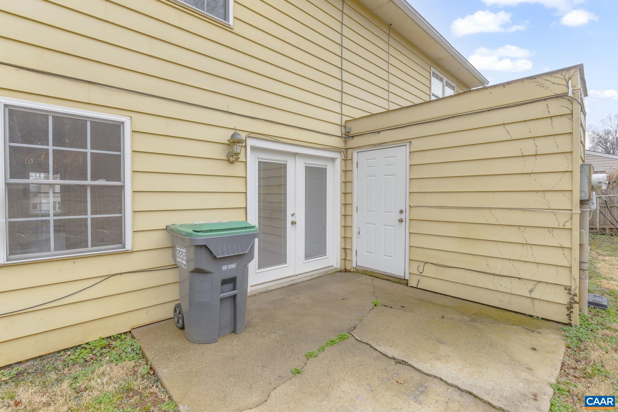 827 SAINT CLAIR AVE