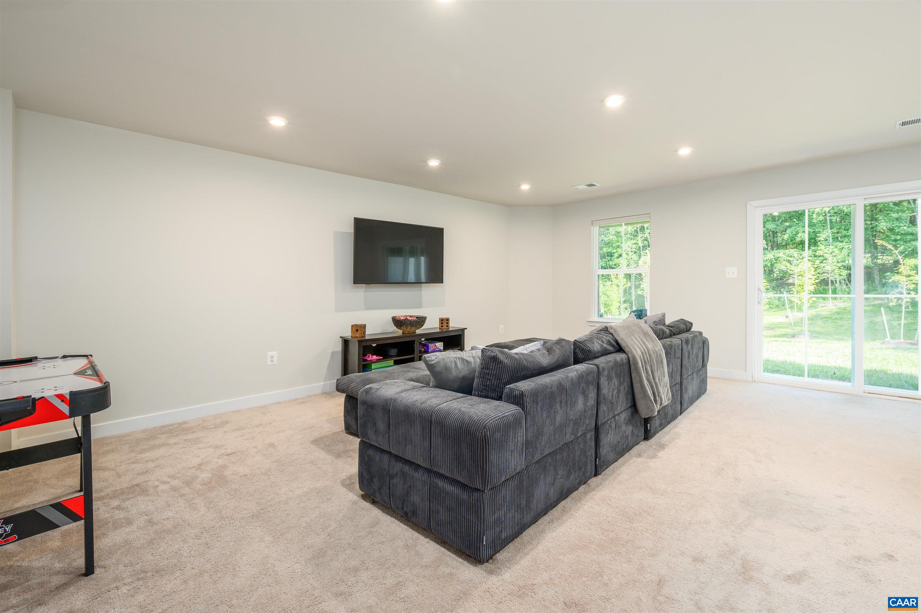 1942 LOIS LN
