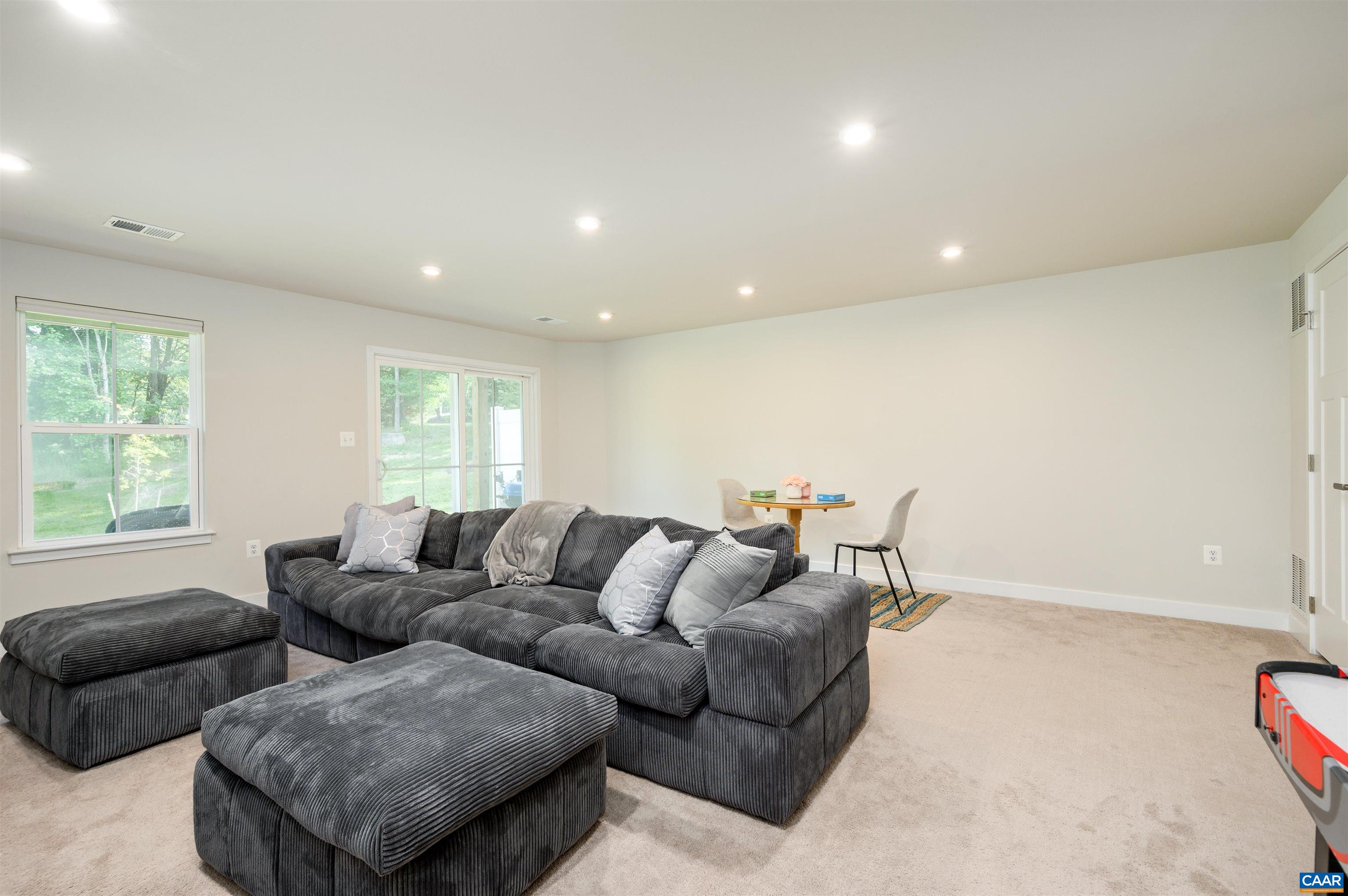 1942 LOIS LN