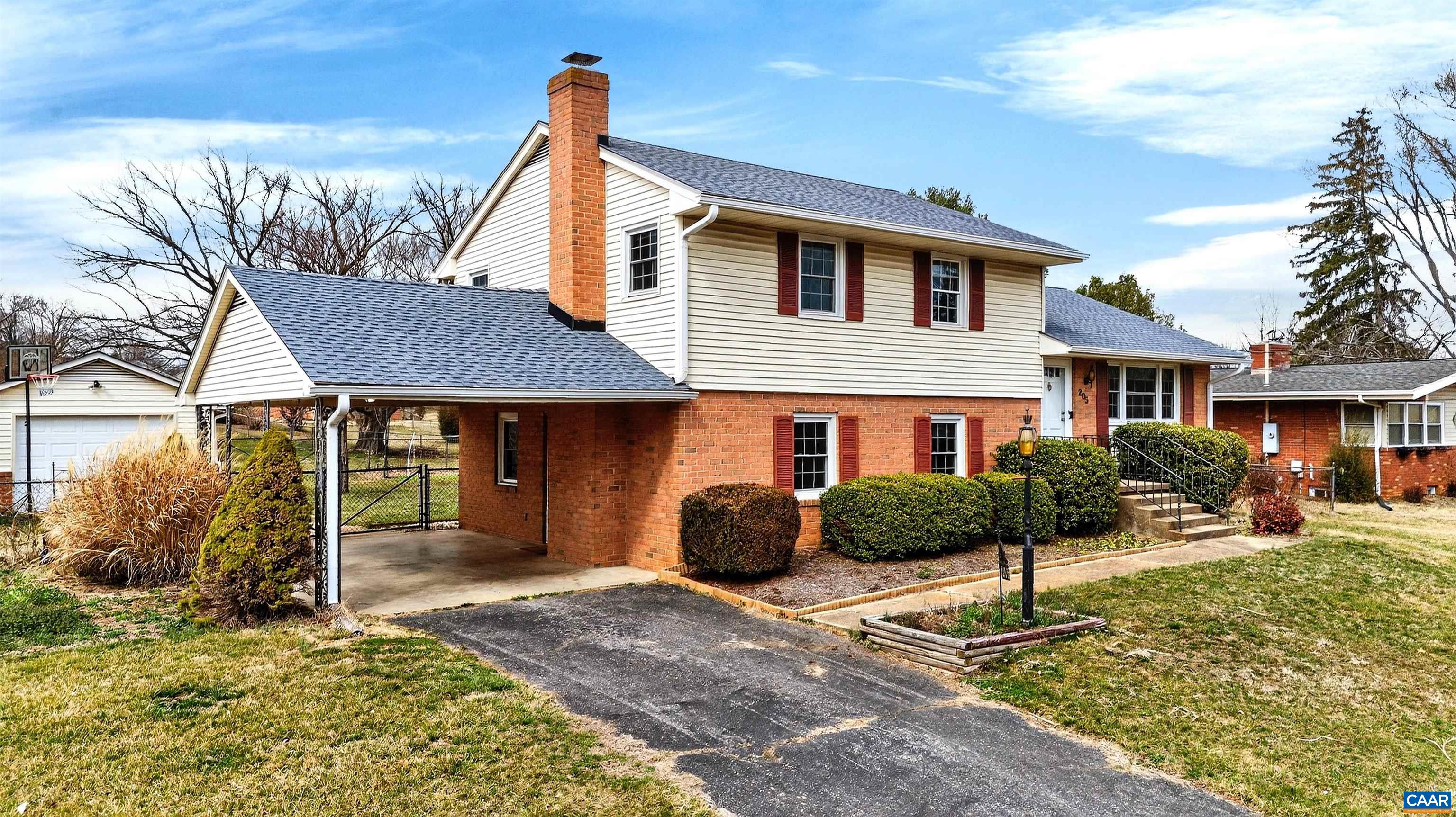 205 STONEWALL DR