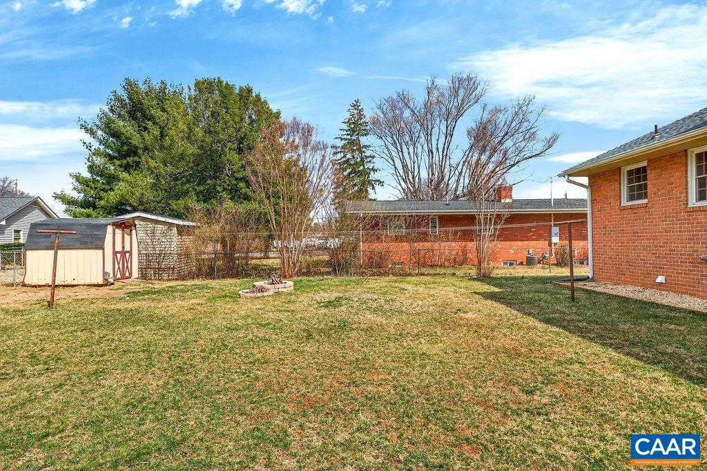 205 STONEWALL DR
