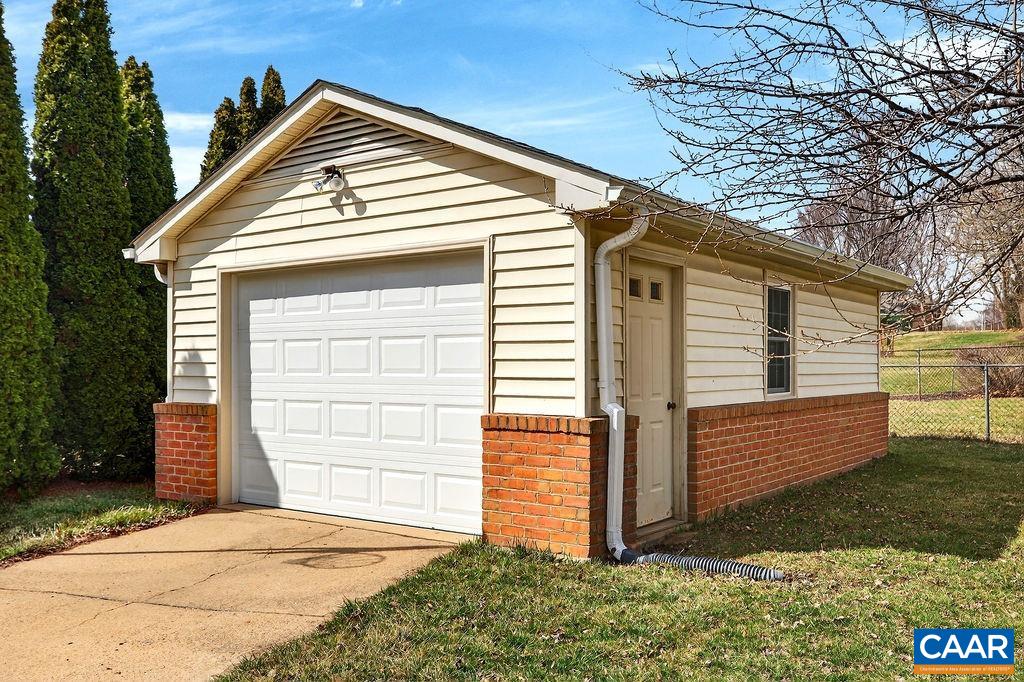205 STONEWALL DR