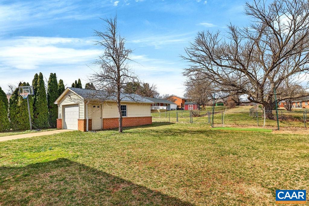 205 STONEWALL DR