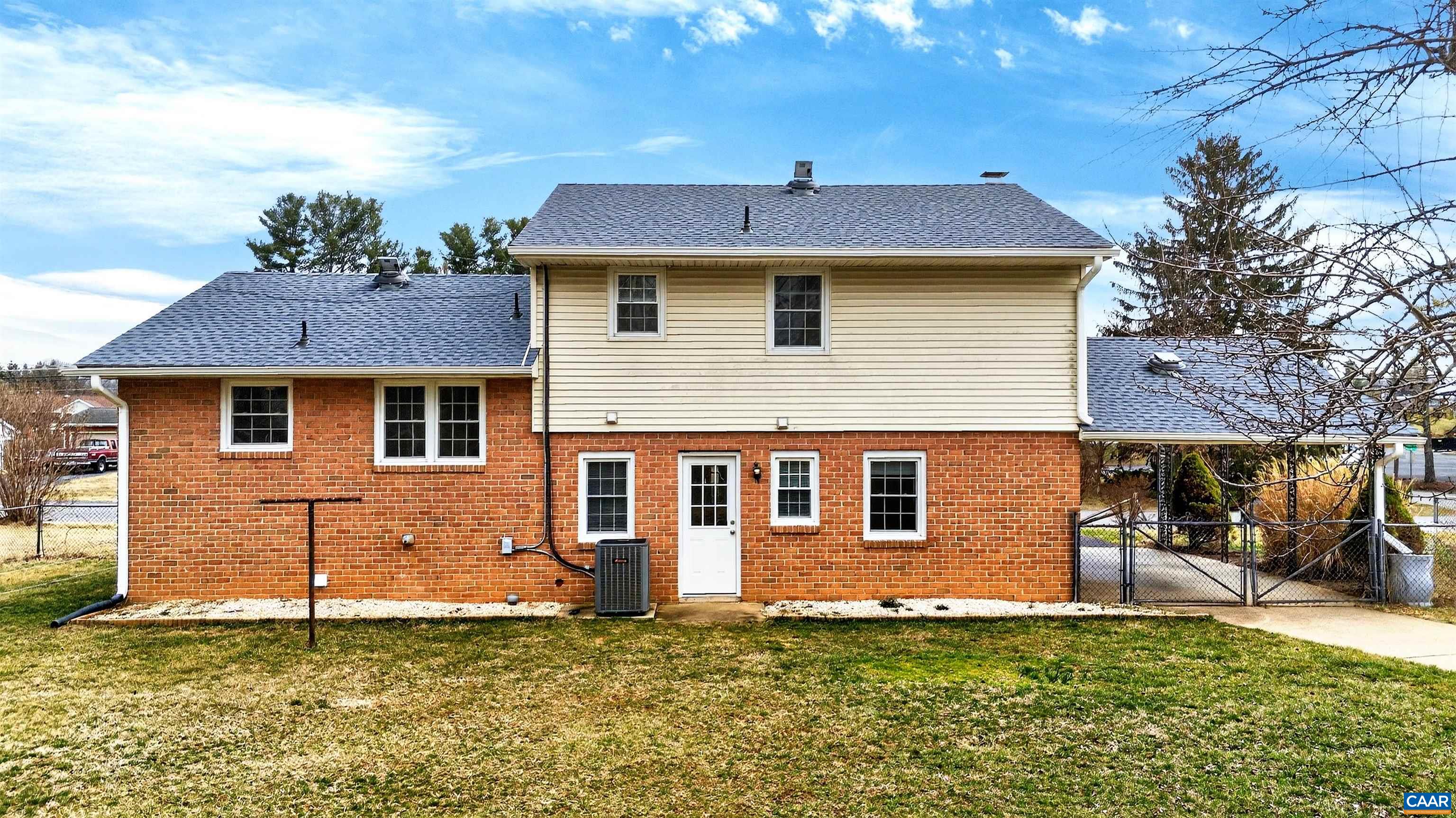 205 STONEWALL DR