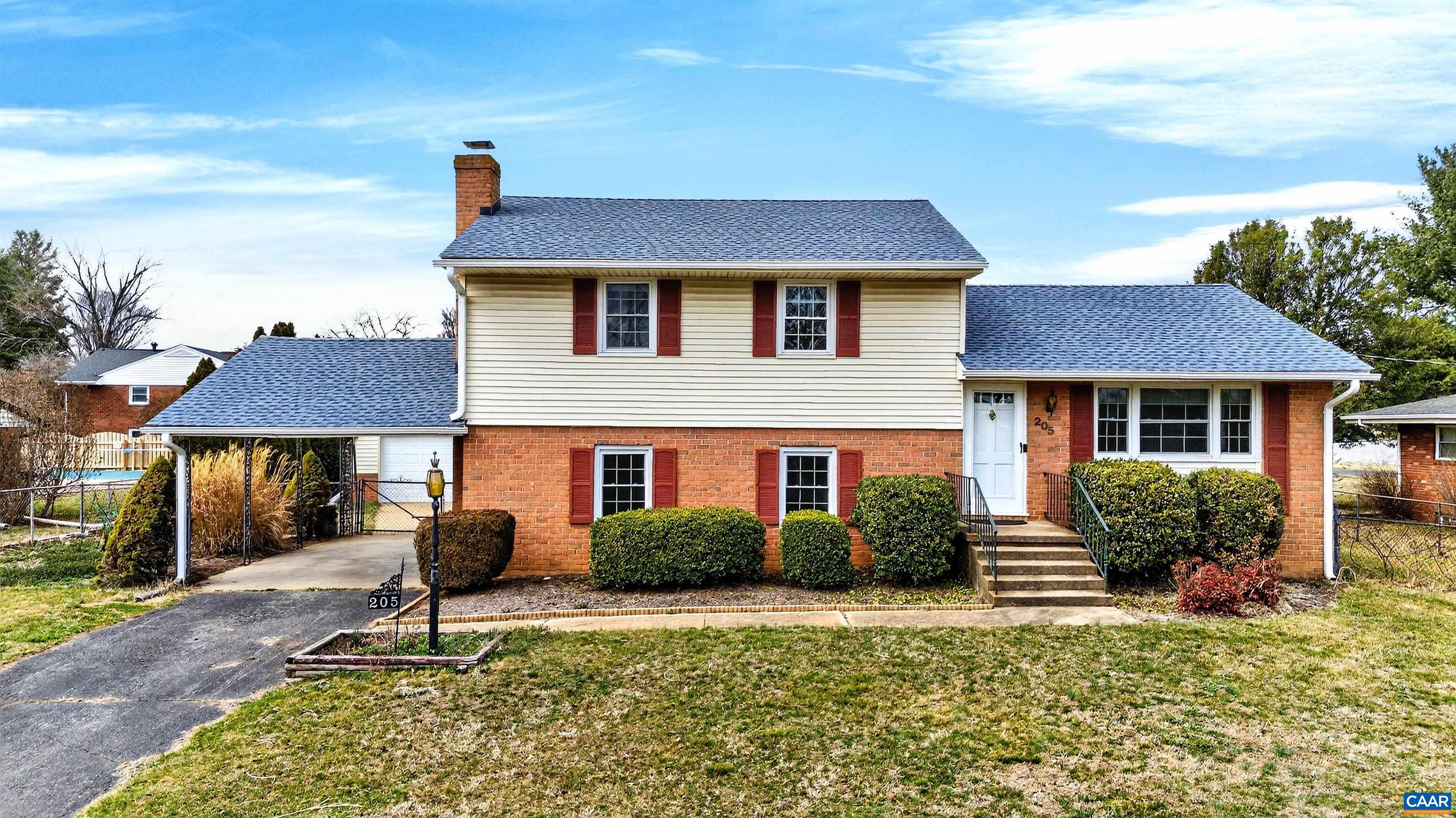 205 STONEWALL DR