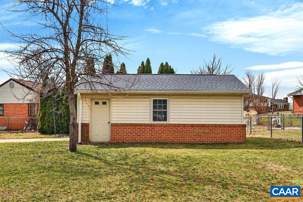 205 STONEWALL DR